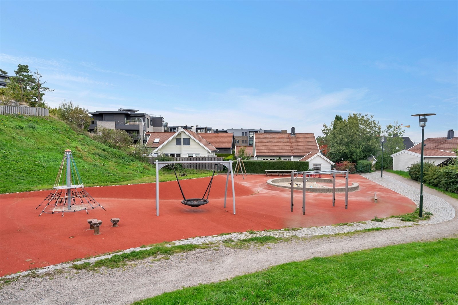 Denne flotte lekeplassen har du direkte adkomst til fra hagen. Galleribilde