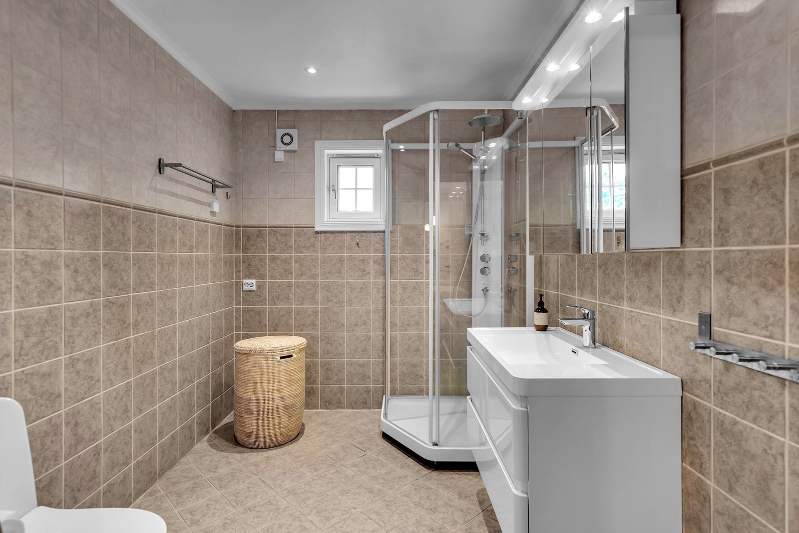 Bad/wc, med varme i gulv | Nyere innredning. Galleribilde