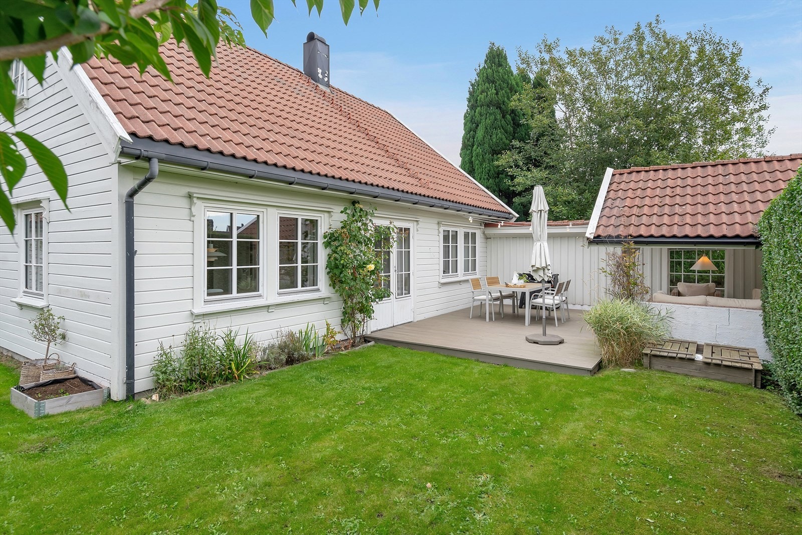 Fra stue/kjøkken kommer du ut på denne hyggelige uteplassen. Galleribilde