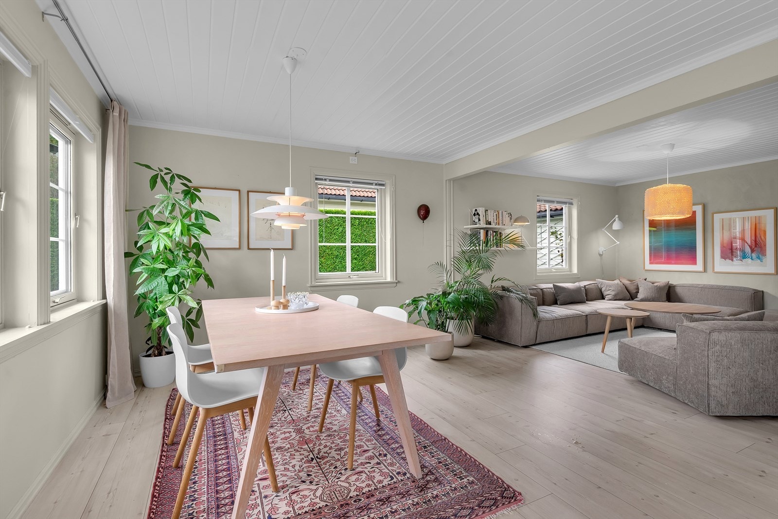 Lys og fin stue | Romslig plass til både spisestuemøblement og sofagruppe. Galleribilde