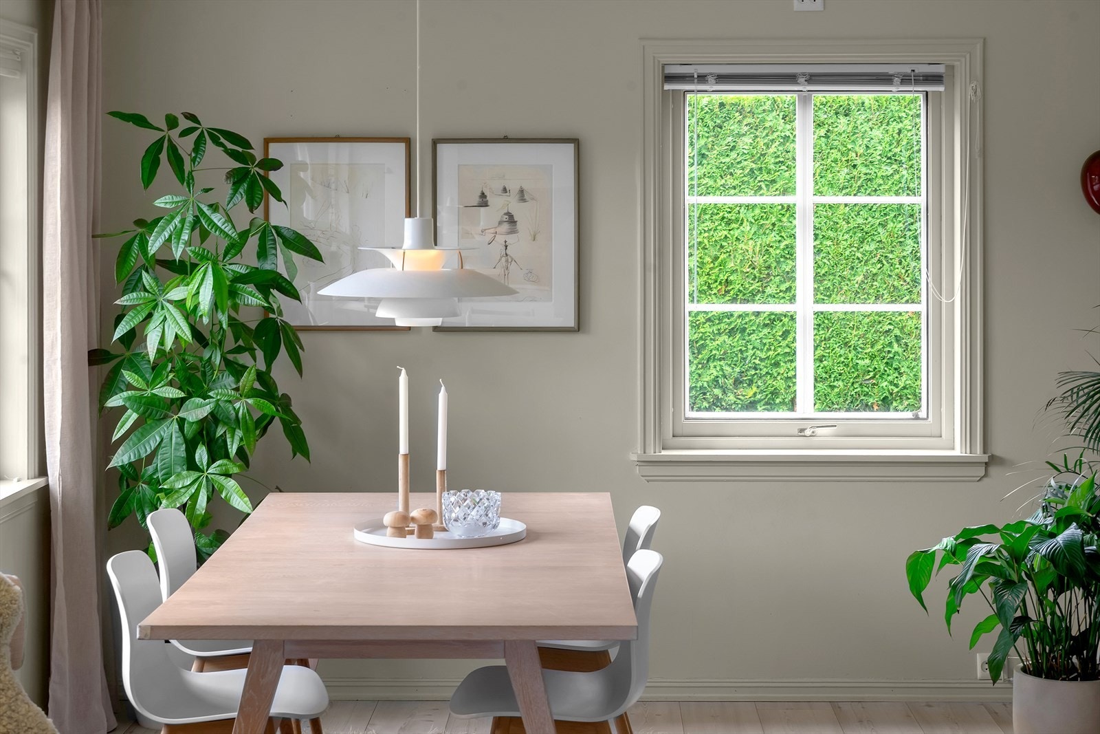 Lys og fin stue | Romslig plass til både spisestuemøblement og sofagruppe. Galleribilde