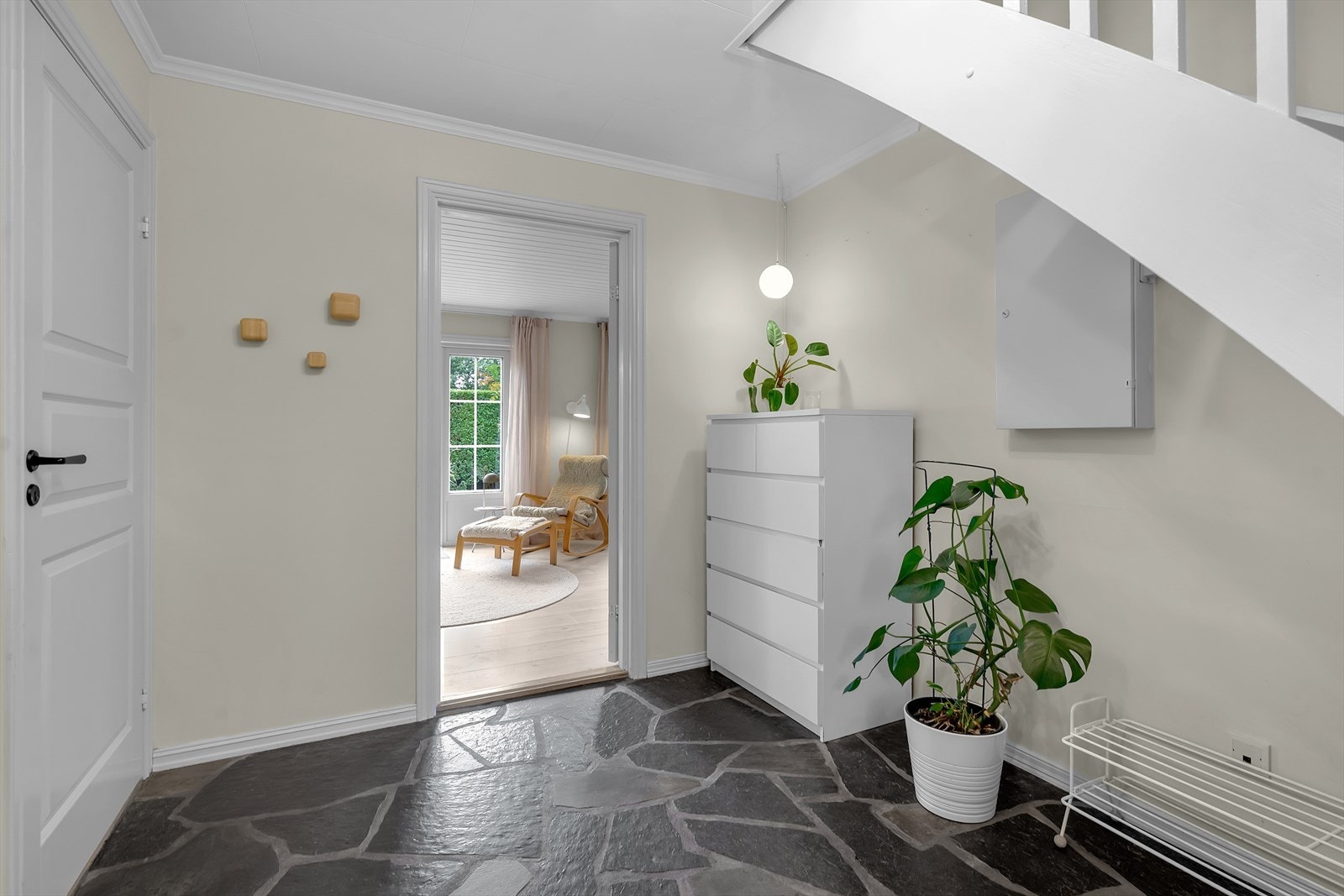 Romslig gang | Ifm gangen har du adkomst til etasjens bad/wc, samt et separat vaskerom. Galleribilde