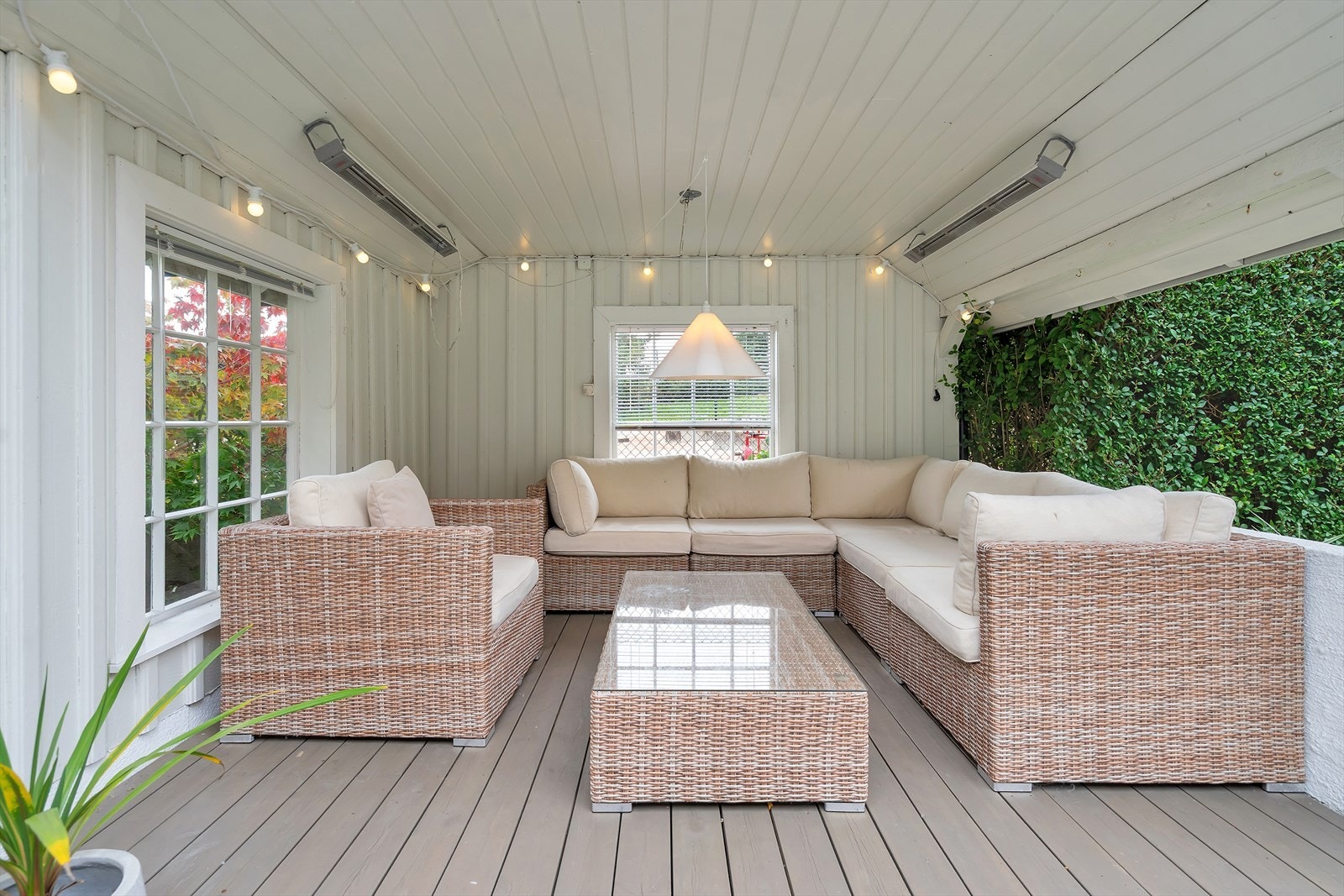 Lysthuset i hagen er en yndet samlingsplass i sommerhalvåret | Her har du også vindu mot lekeplassen, slik at du kan holde et øye med barna. Galleribilde