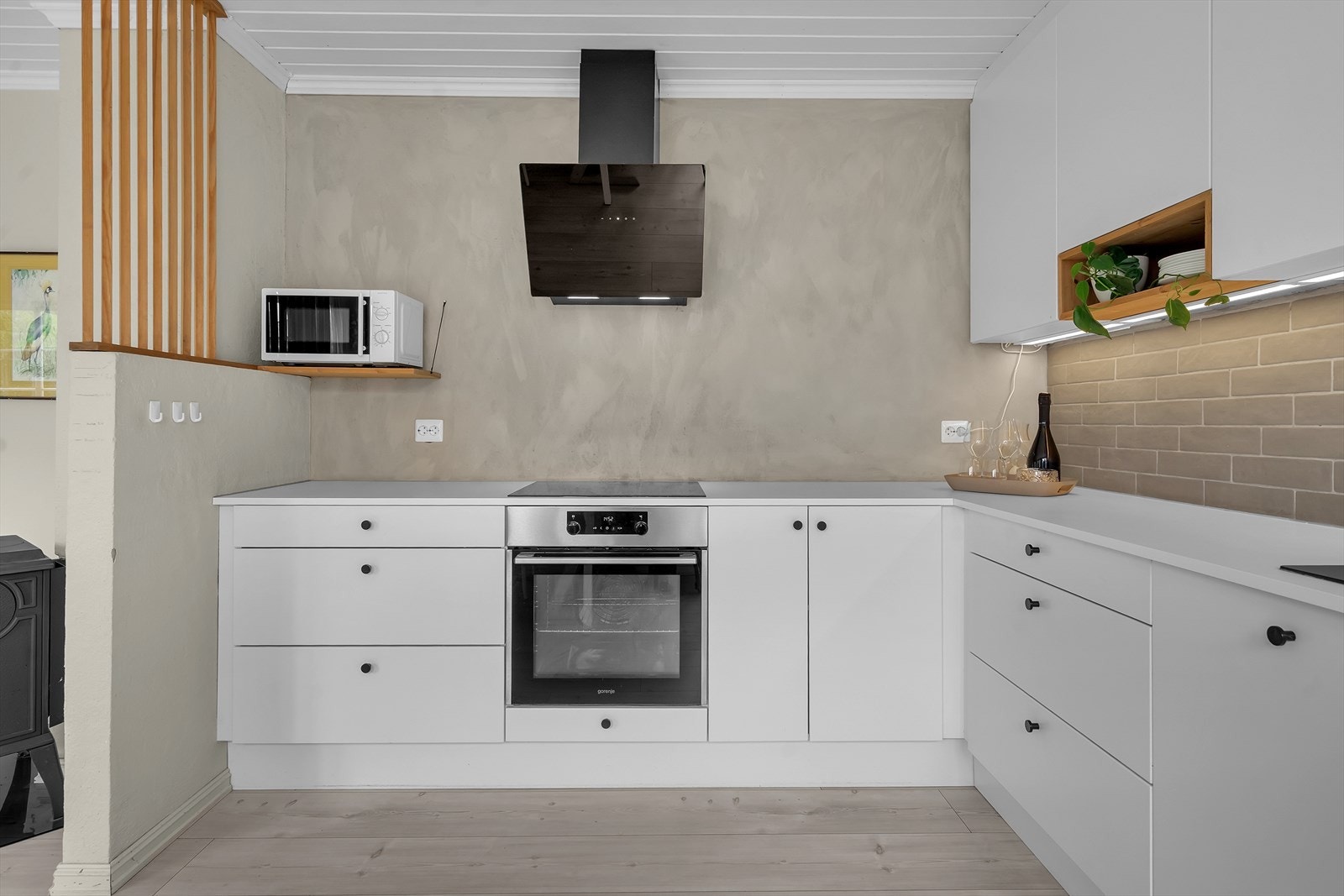 Kjøkken | Rikelig med skap- og benkplass. Galleribilde