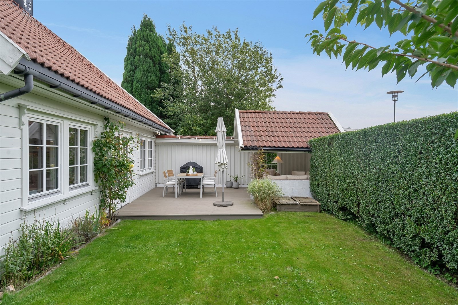 Uteplassen oppleves som svært skjermet og barnevennlig | Flat og fin tomt. Galleribilde