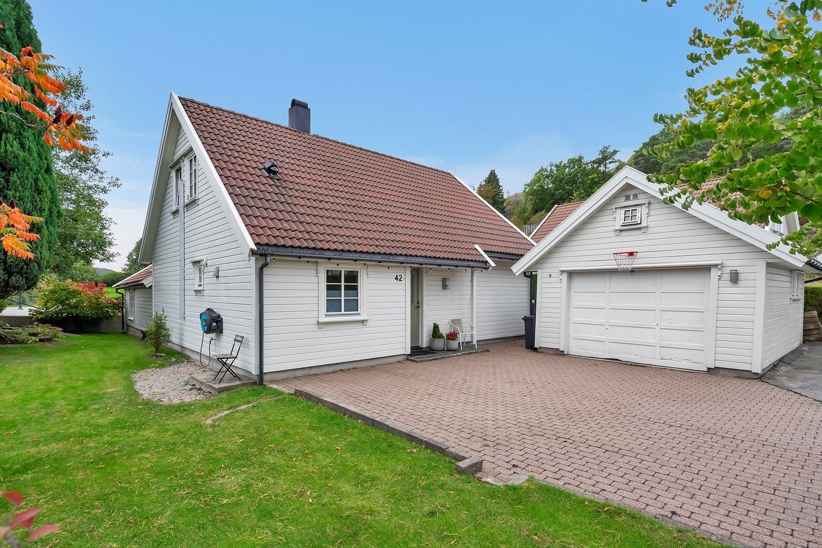 Fasade/inngangsparti | Gode parkeringsmuligheter på egen tomt, samt garasje. Galleribilde