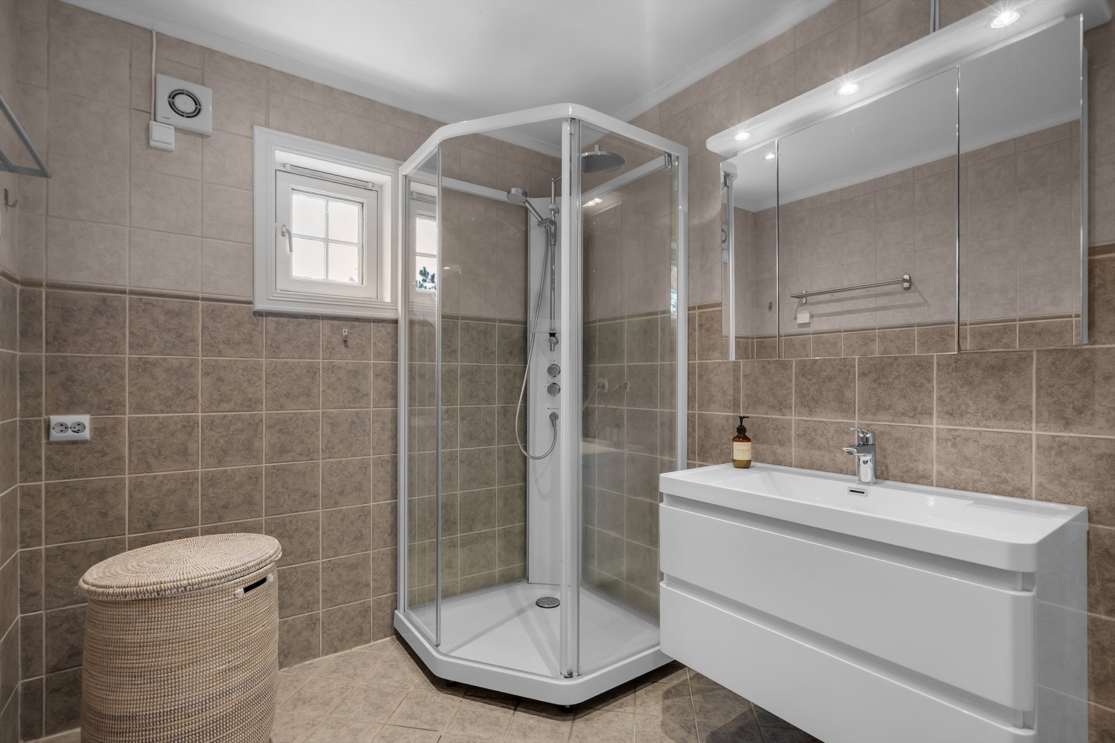 Bad/wc, med varme i gulv | Nyere innredning. Galleribilde