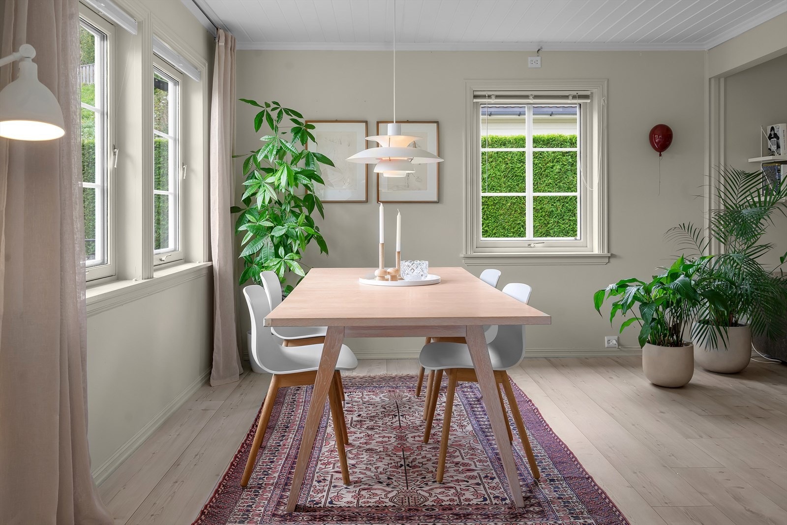 Lys og fin stue | Romslig plass til både spisestuemøblement og sofagruppe. Galleribilde