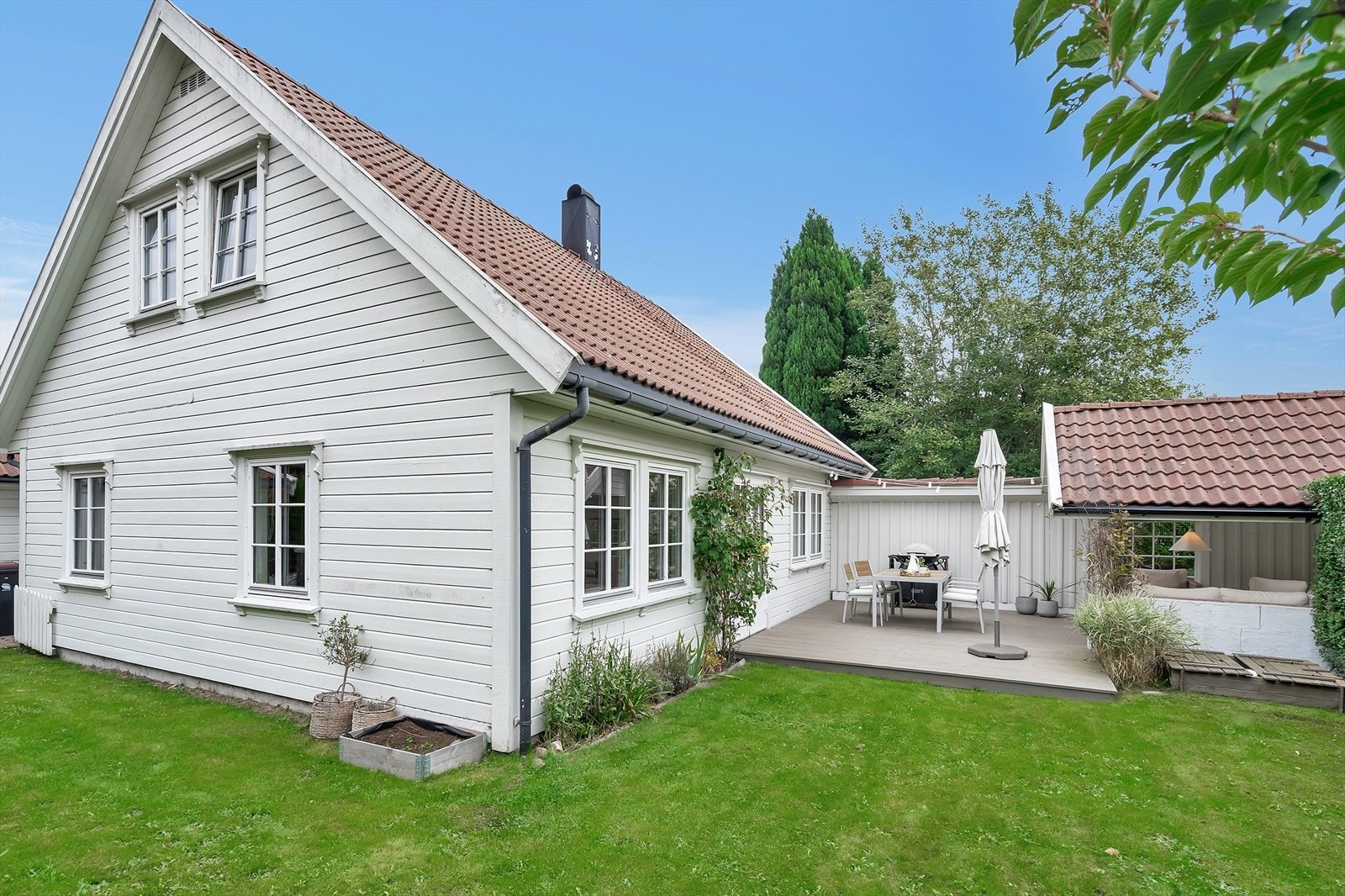 Koselig og velholdt enebolig med garasje. Pent opparbeidet, solrik tomt. Galleribilde