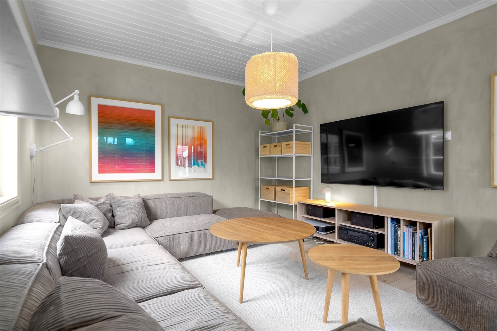 Lys og fin stue | Denne delen av stuen er opprinnelig et godkjent soverom, hvor veggen nå er fjernet for å få større stue. Dette kan enkelt tilbakeføres ved å sette opp lettvegg med dør. Det er derfor heller ikke varme i gulvet i denne delen av stuen. Galleribilde