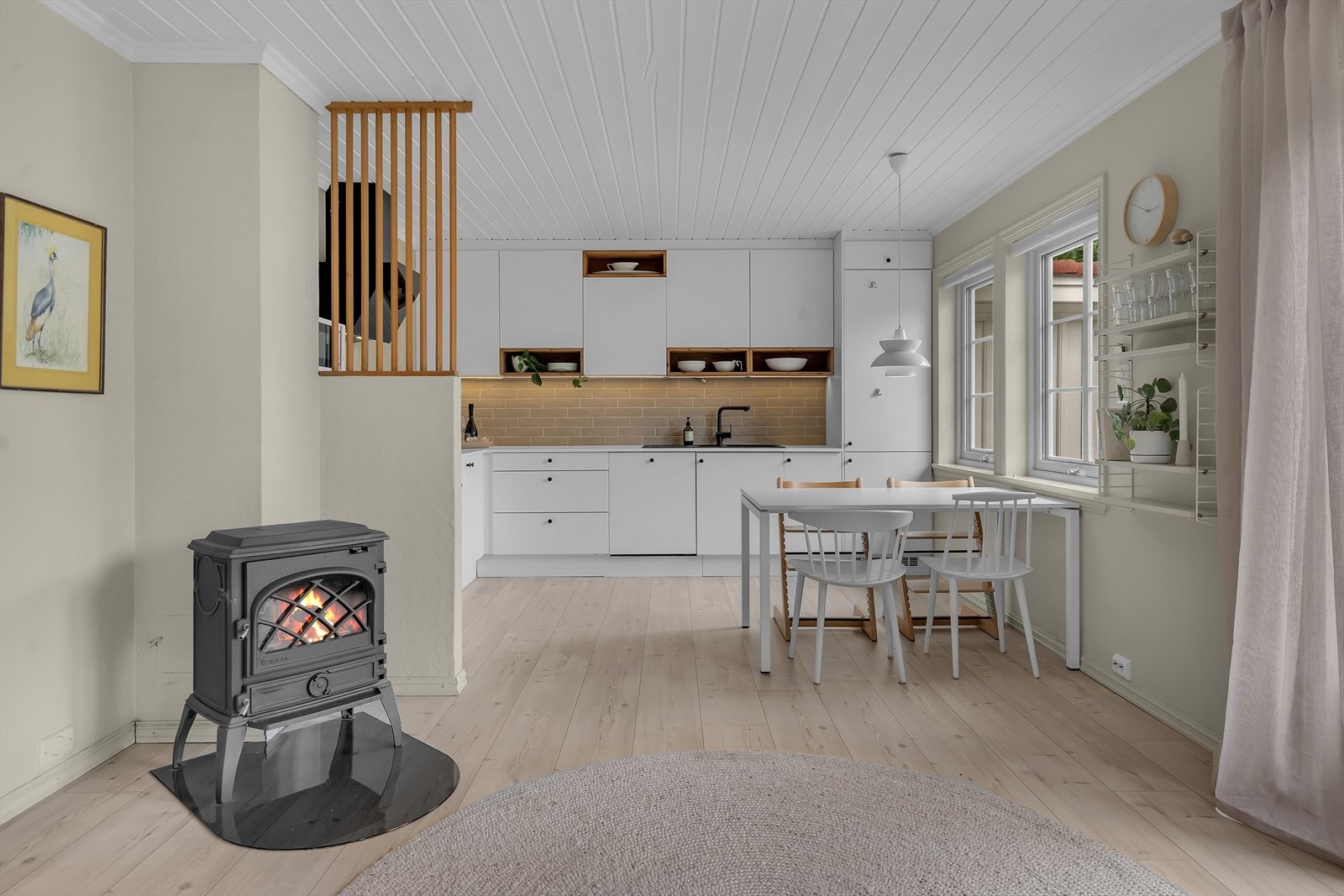 Lekkert kjøkken med innredning fra Sørlandskjøkken. Galleribilde