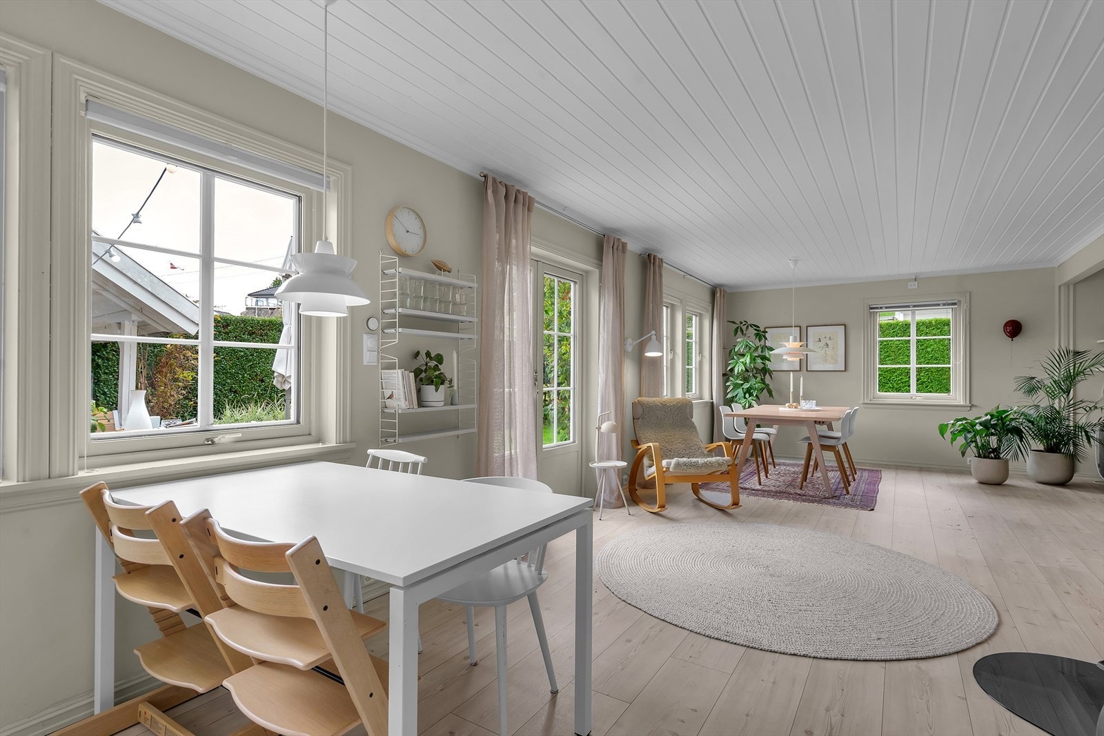 Dette er et lyst og fint rom, med direkte adkomst til uteplassen | De store vindusflatene sørger for rikelig med naturlig lysinnslipp, samt en god romfølelse. Galleribilde