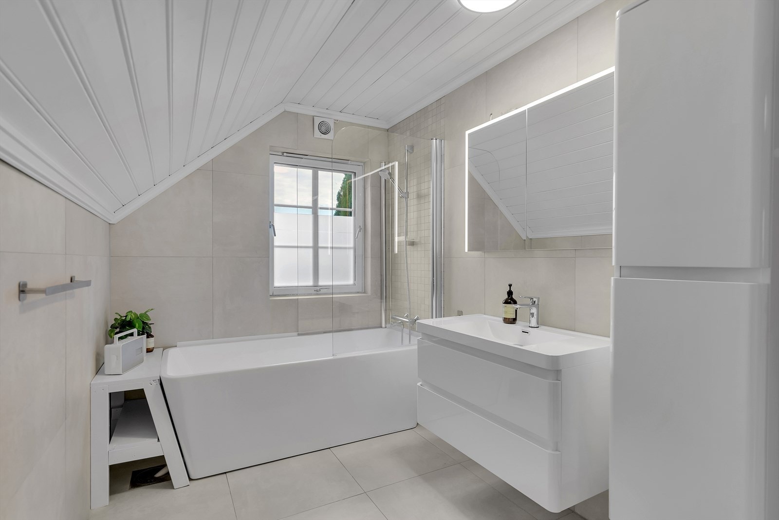 Bad/wc, med varme i gulv og lekre fliser Pusset opp i 2023. Galleribilde