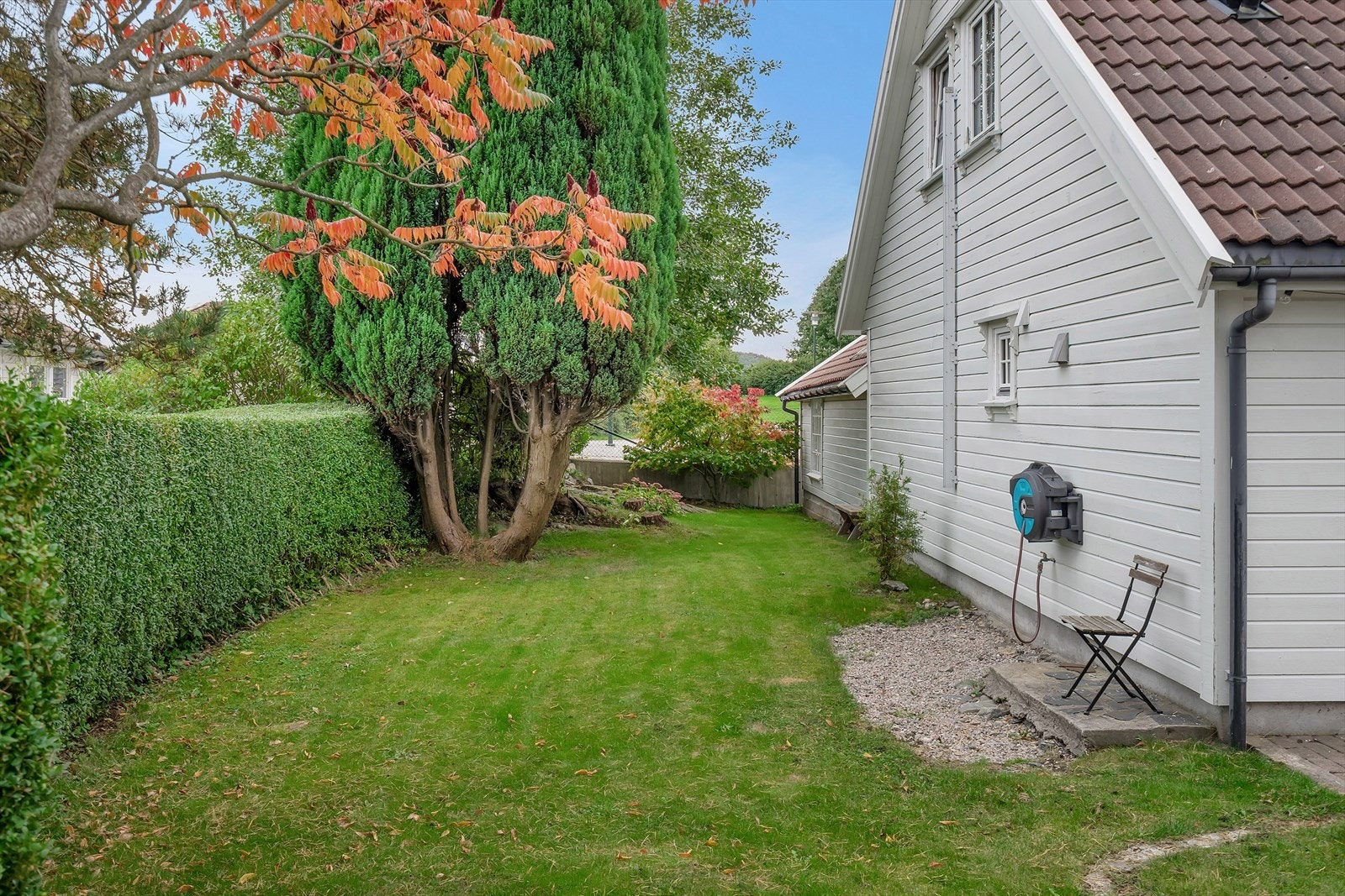 Idyllisk hage på siden av boligen. Galleribilde