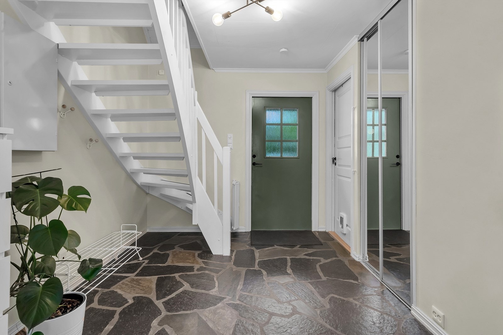 Velkommen inn | Romslig gang, med varme i gulv | God garderobeplass. Galleribilde