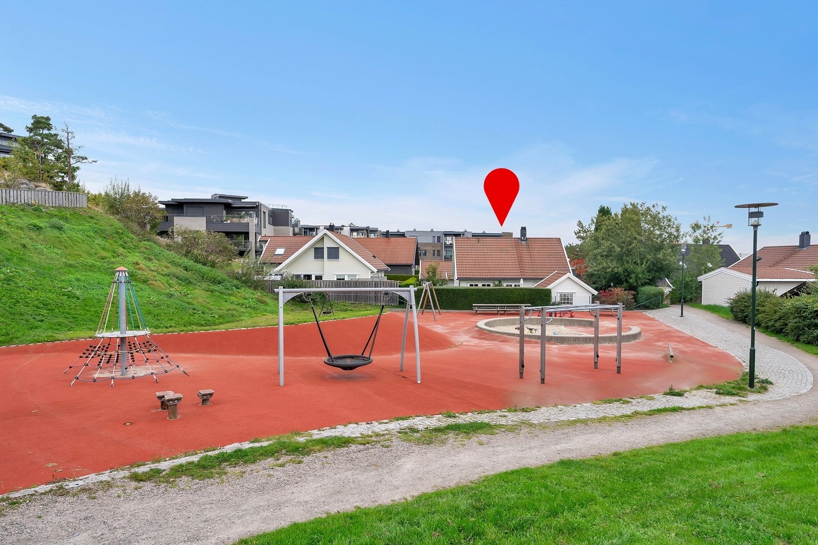 Denne flotte lekeplassen har du direkte adkomst til fra hagen. Galleribilde