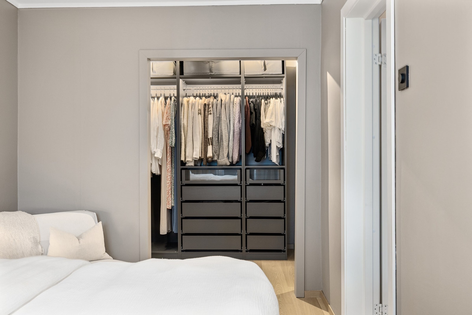 Fra soverommet er det åpen løsning inn til walkin-garderoben Galleribilde