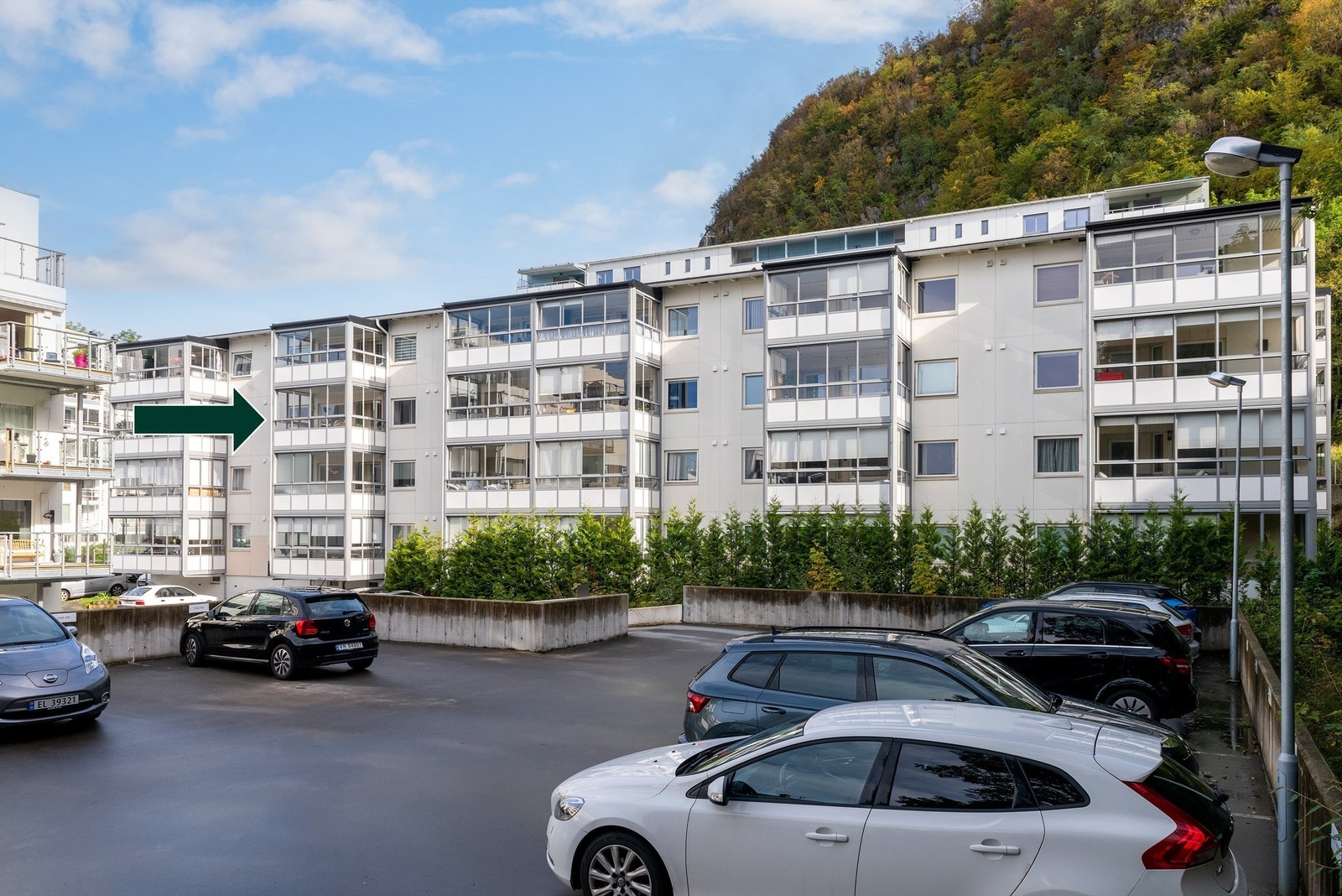 Leiligheten ligger i blokkens 3. etasje og har vestvendt orientering - det er etablert felles elbilladere for beboerne i borettslaget Galleribilde