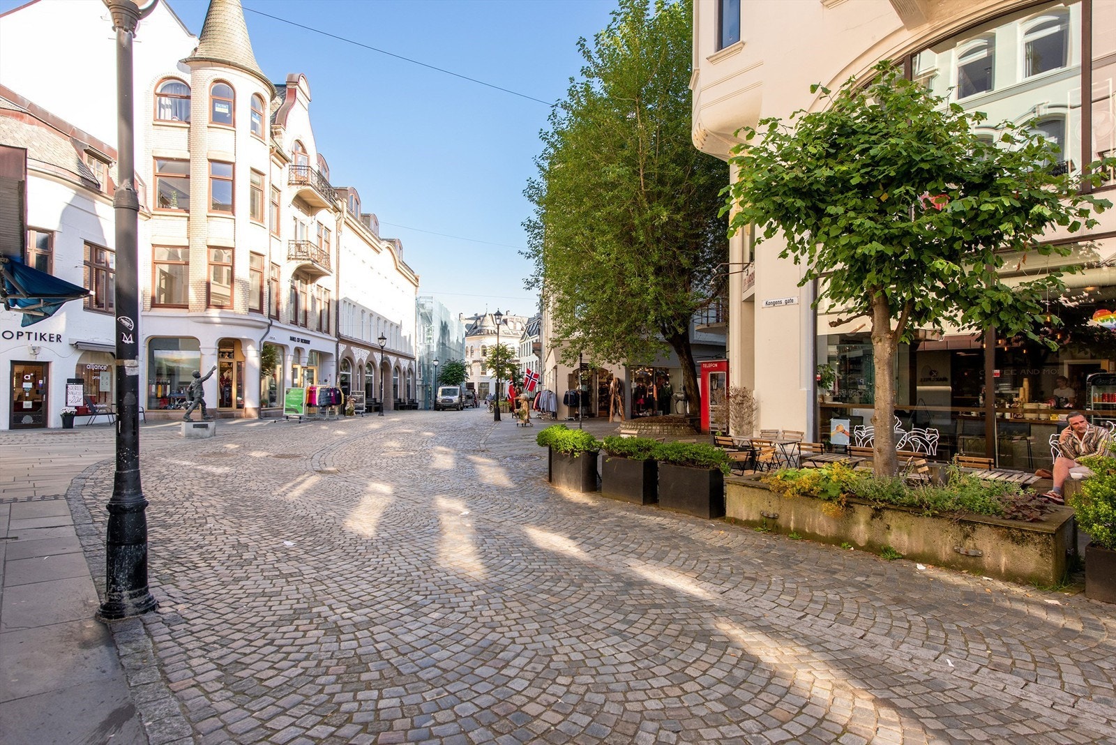 Vel så kort veg til Gågata med serveringssteder og butikkutsalg Galleribilde