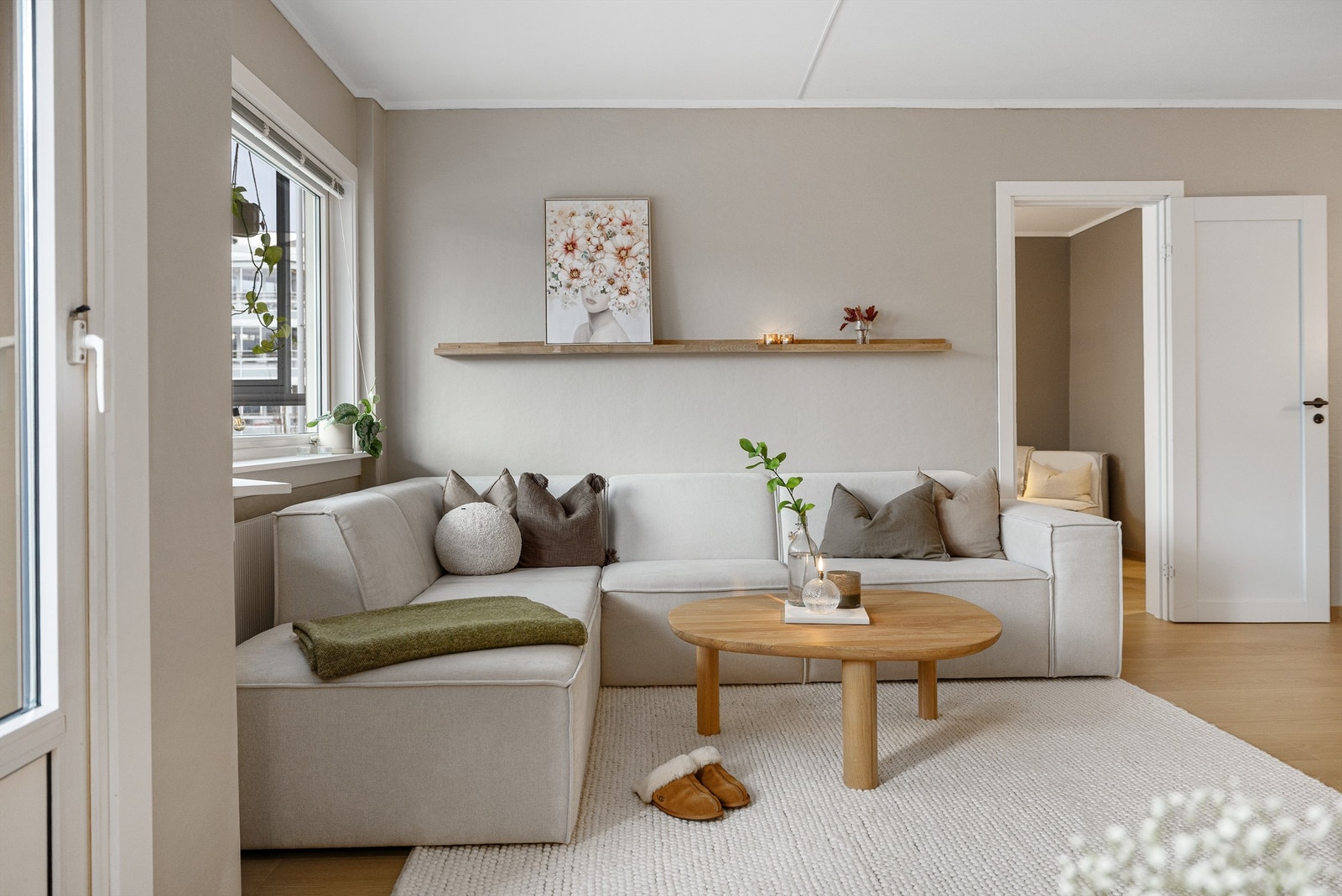 Stuen er og pent innredet med romslig sofa og tilhørende bord. Flere vindusflater gir godt med naturlig lysinnslipp i rommet Galleribilde