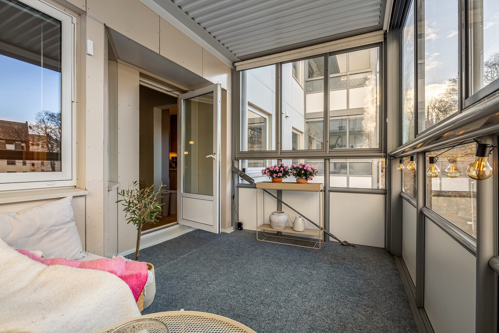 Balkongen er vendt mot vest, og i følge selger er her sol fra ca 12:00 - 21:00 om sommeren. Balkongen har og innvendig gardiner som kan skjerme for innsyn Galleribilde