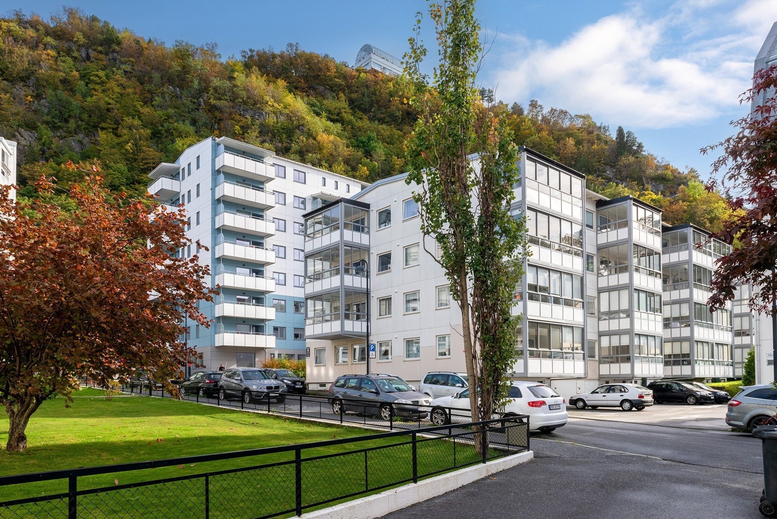 "Jeg liker veldig godt beliggenheten til leiligheten. Den er veldig sentral, samtidig som den ligger i et rolig området. Veldig lite støy fra omgivelsene. Det er mye sol - nesten hele dagen om sommeren på balkongen" - sitat selger Galleribilde