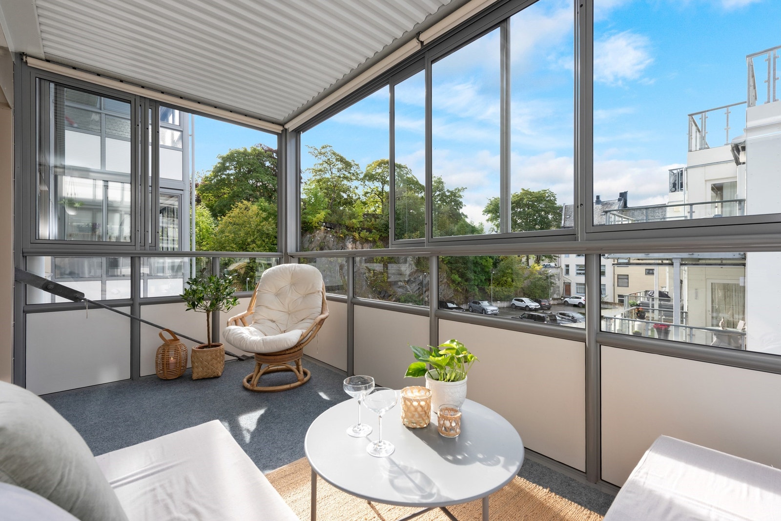 En lekker og moderne 2-roms leilighet med innglasset balkong - parkeringsmuligheter og mulighet for elbil-lading (bilde fra tidligere salgsoppgaven) Galleribilde