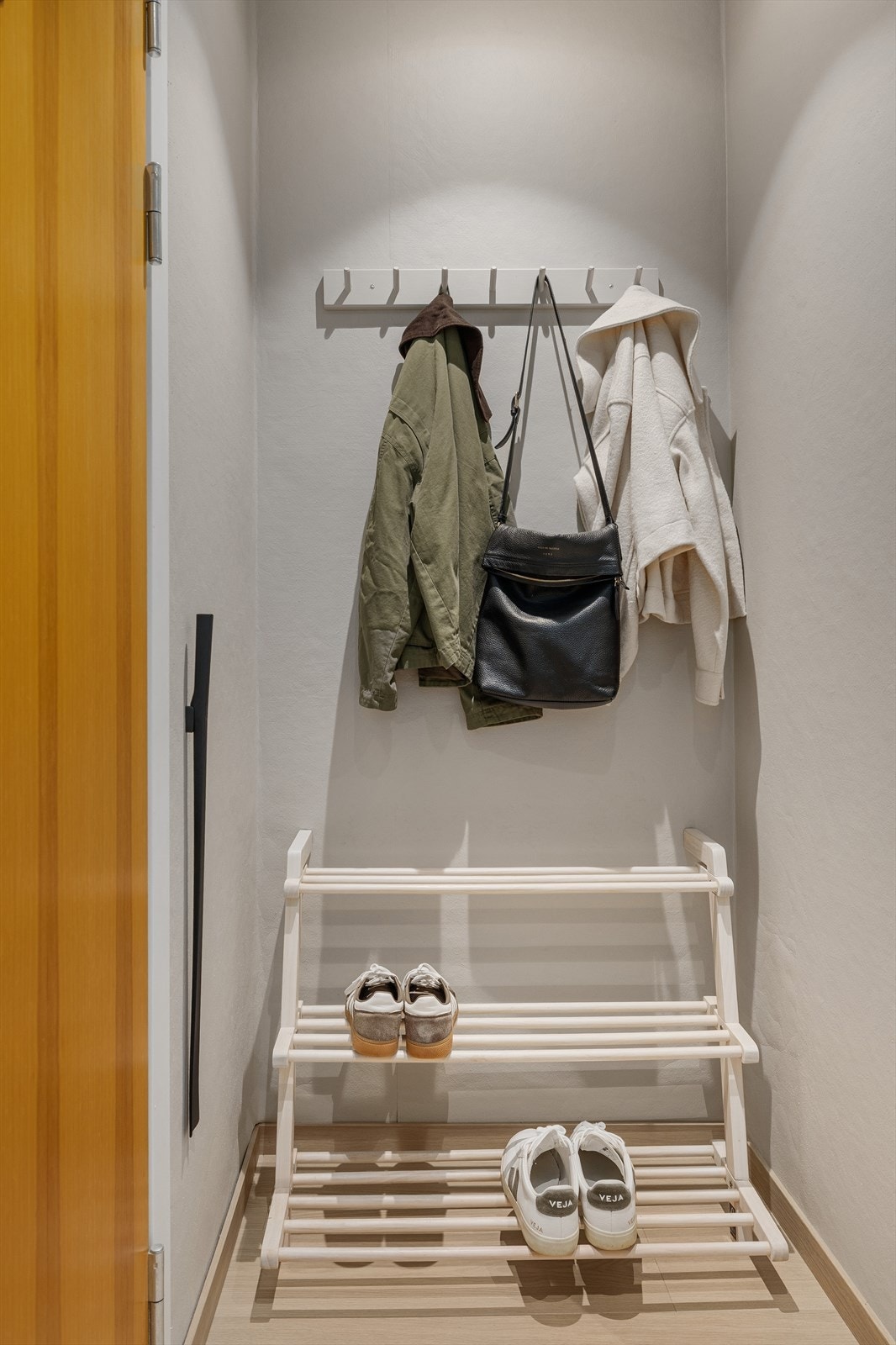 Entréen har plass til garderobeløsning for både yttertøy og sko Galleribilde