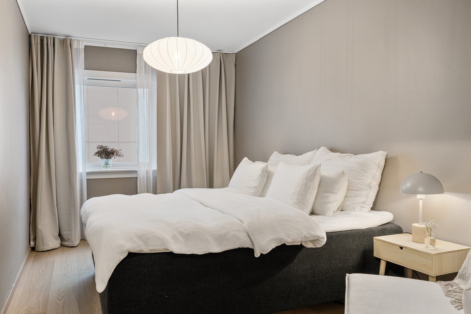 Soverommet er romslig og oppmålt til ca 12m². Her får du god plass til dobbeltseng og nattbord på hver side. De takhengte hotellgardinene byr på ekstra trivsel Galleribilde