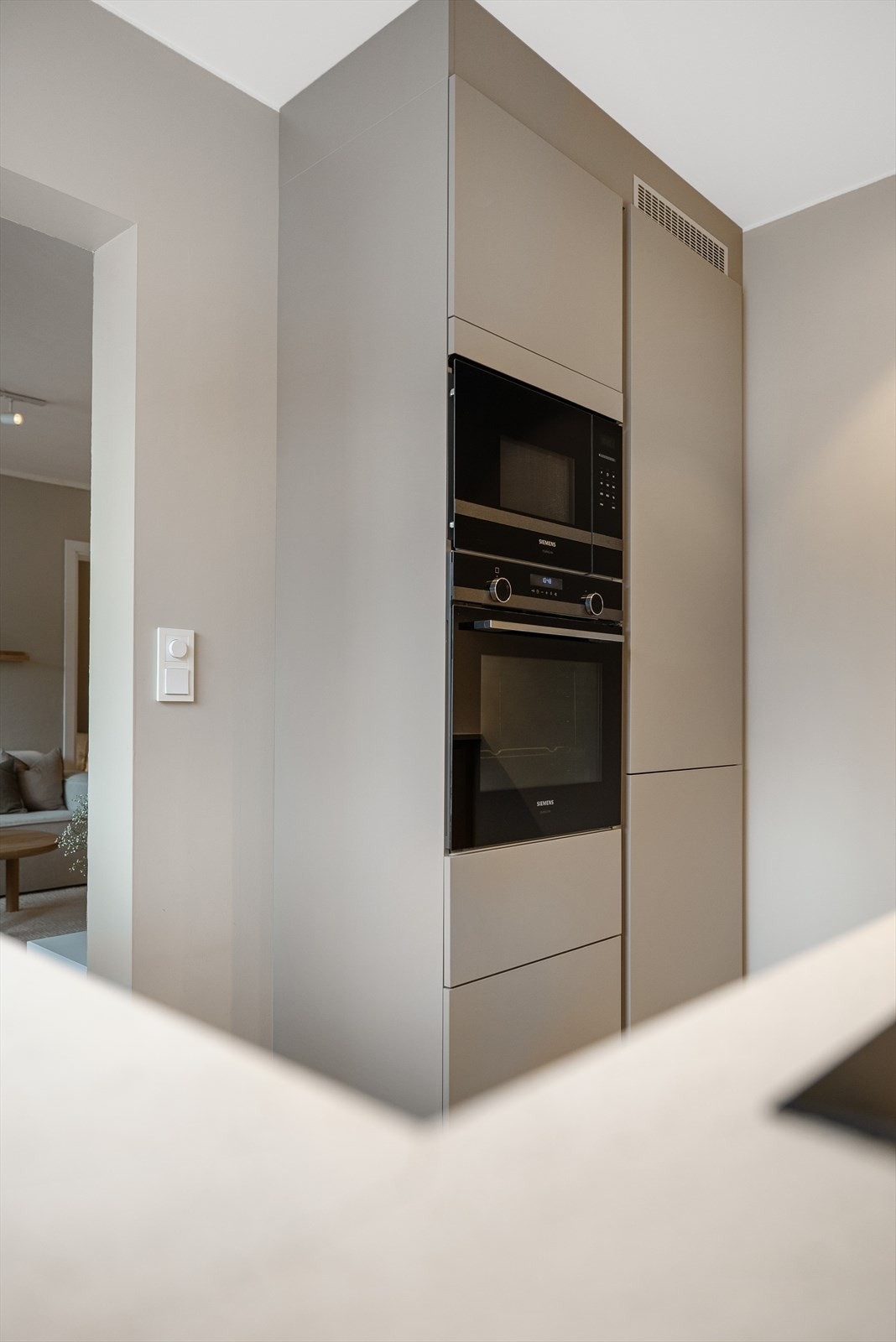 Kjøkkenet er utstyrt med integrert hvitevarer som oppvaskmaskin, kjøleskap med fryser - stekeovn og mikrobølgeovn er montert i ergonomisk høyde. Alle hvitevarene er fra Siemens og medfølger salget Galleribilde