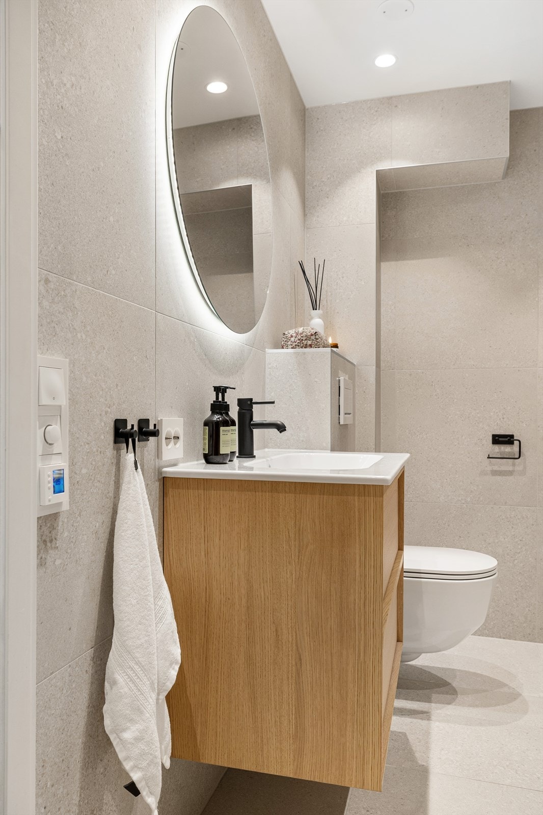 Over innredningen er det vegghengt speil fra Nygaard Bad med baklys - i tillegg til spotlys i taket, har badet godt med belysning og naturligvis gulvvarme Galleribilde