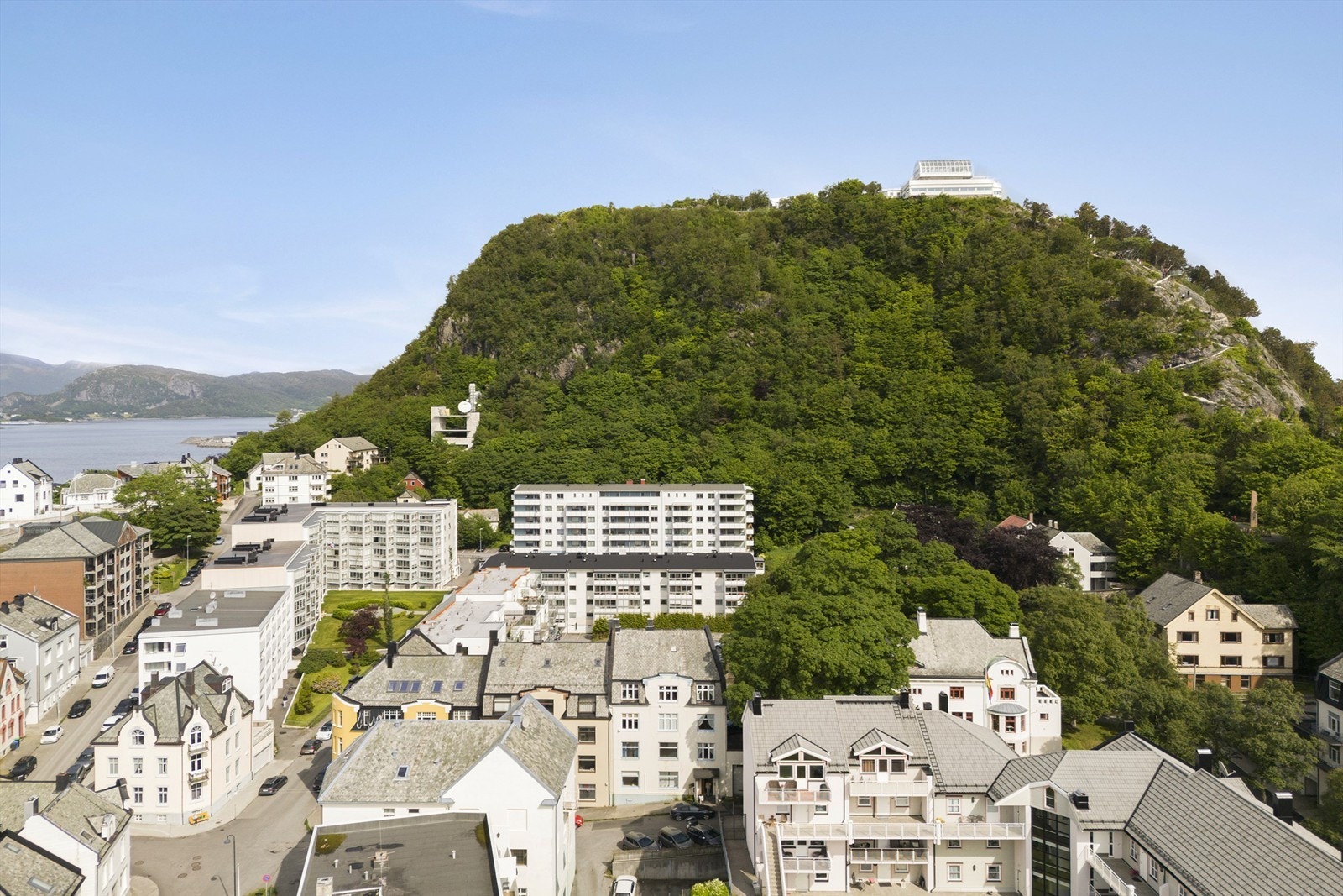 Like bak eiendommen ligger turstien mellom Byparken og Borgernes veg. Begge er populære tursteder og fra Byparken kan man ta trappene opp til Fjellstua Galleribilde
