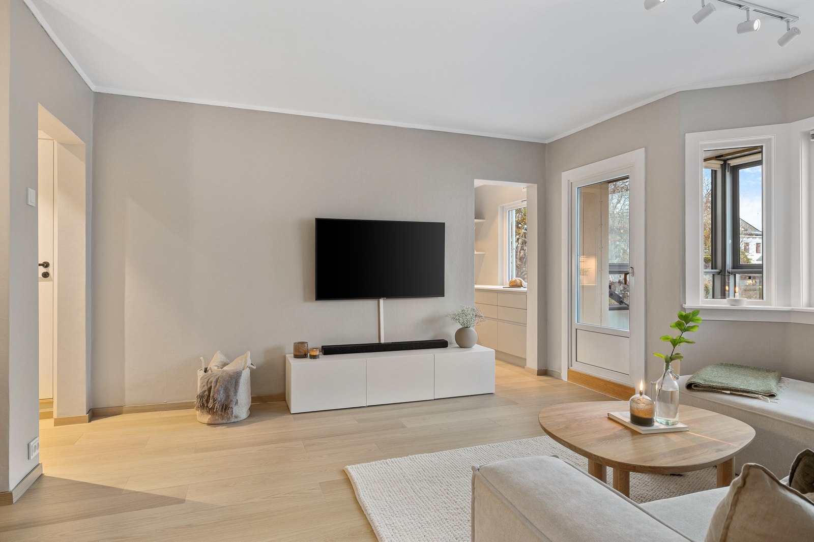 Fra stuen er det delvis åpen løsning til kjøkkenet og direkte utgang til balkongen Galleribilde