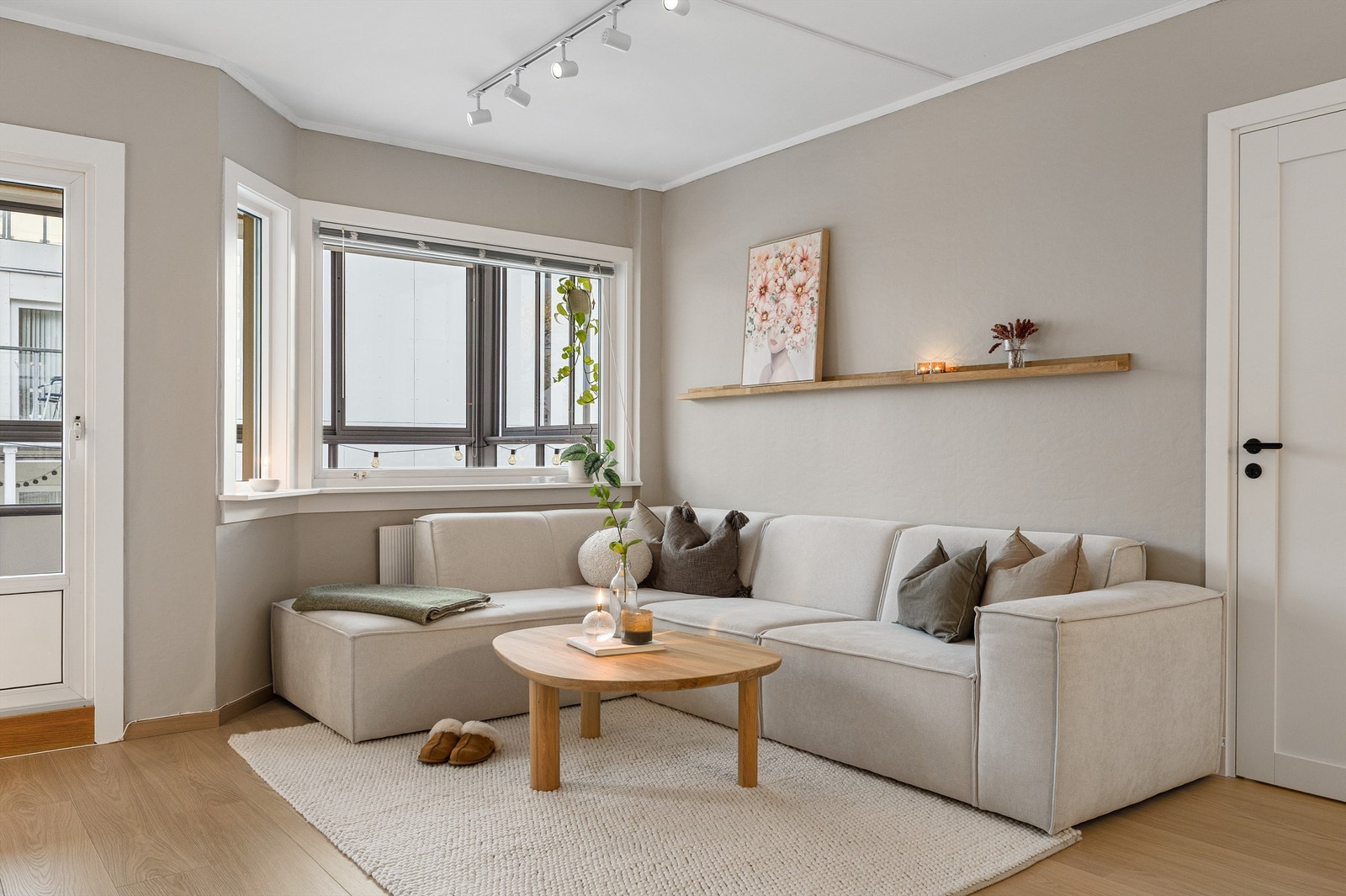 Leiligheten gjennomgikk en omfattende oppussing i 2024 - på gulv er det lagt laminat, malte vegg og takflater i en moderne fargepalett Legg merke til spotskinne som er montert i tak Galleribilde
