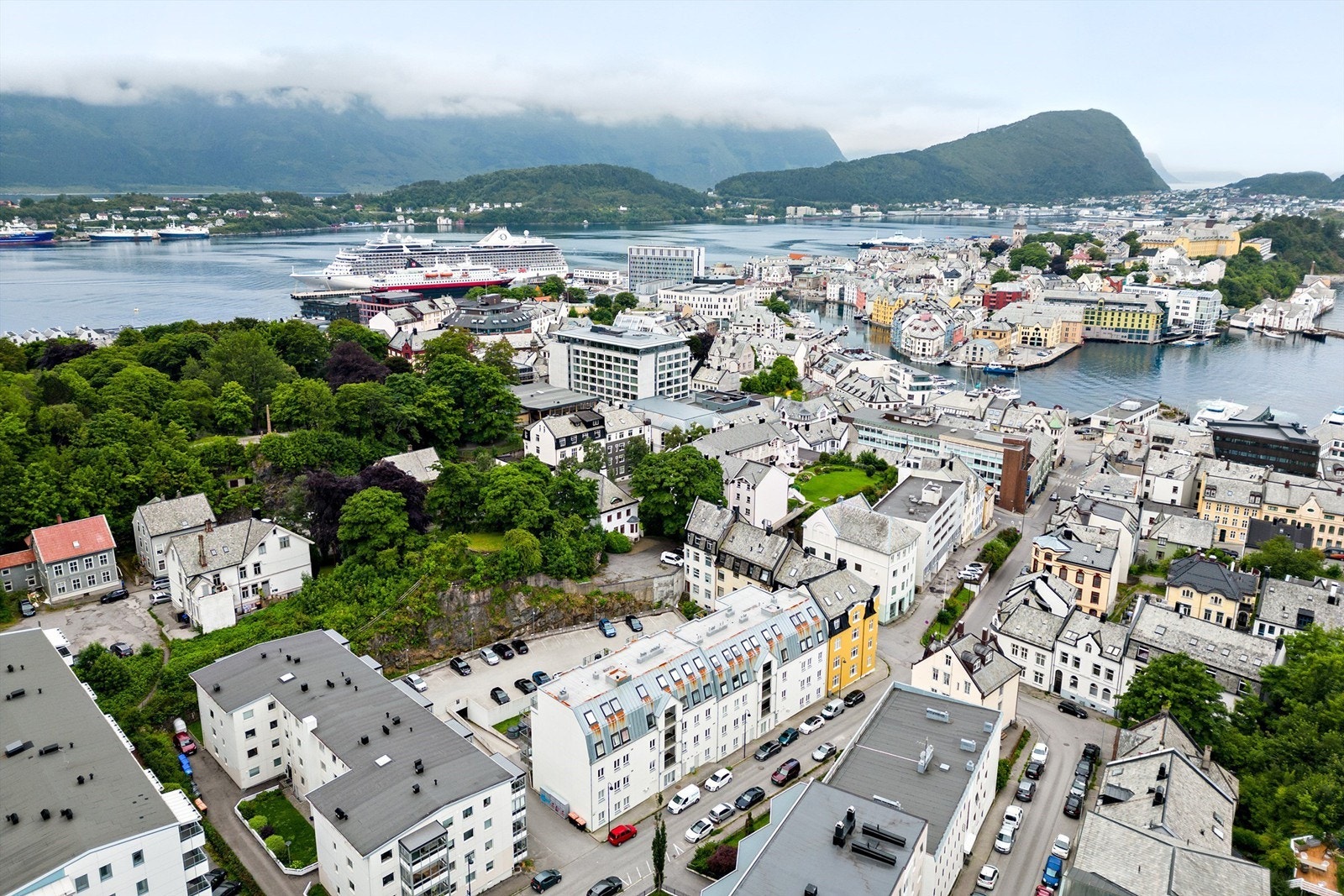 Som oversiktsbildet viser, kan man spasere til noen av byens beste serveringssteder, treningssenter, dagligvarebutikk og kjøpesentre. Her vil du bo i et rolig bymiljø, samtidig som du har sentrumslivet lett tilgjengelig Galleribilde