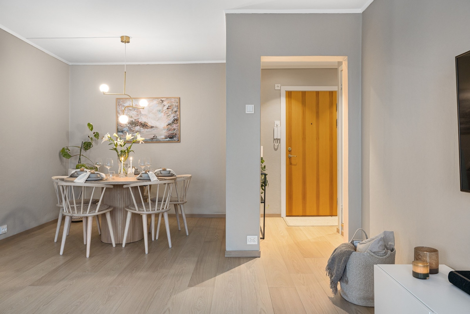 Direkte fra entréen kommer man direkte inn i stuen - Stuen er på 24m² og har en praktisk utforming med egnet plass for spisegruppen Galleribilde