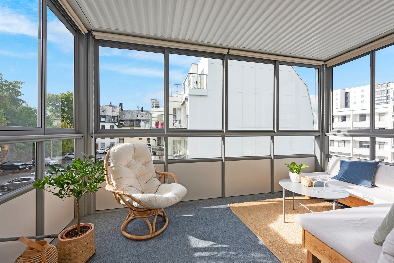 Innglassingen er utført med skyvevinduer som gir muligheten til å åpne opp om sommeren (bilde fra tidligere salgsoppgaven) Galleribilde