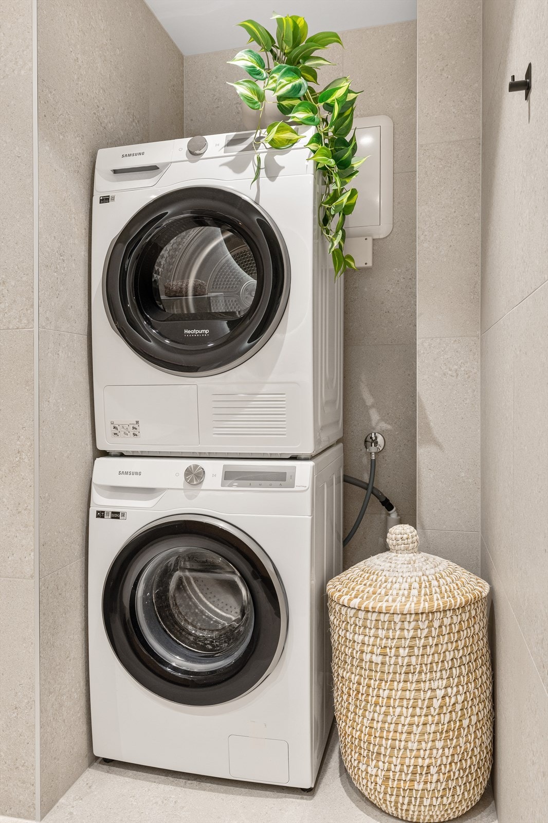 Vedsiden av dusjnisjen er det opplegg for både vaskemaskin og tørketrommel Galleribilde