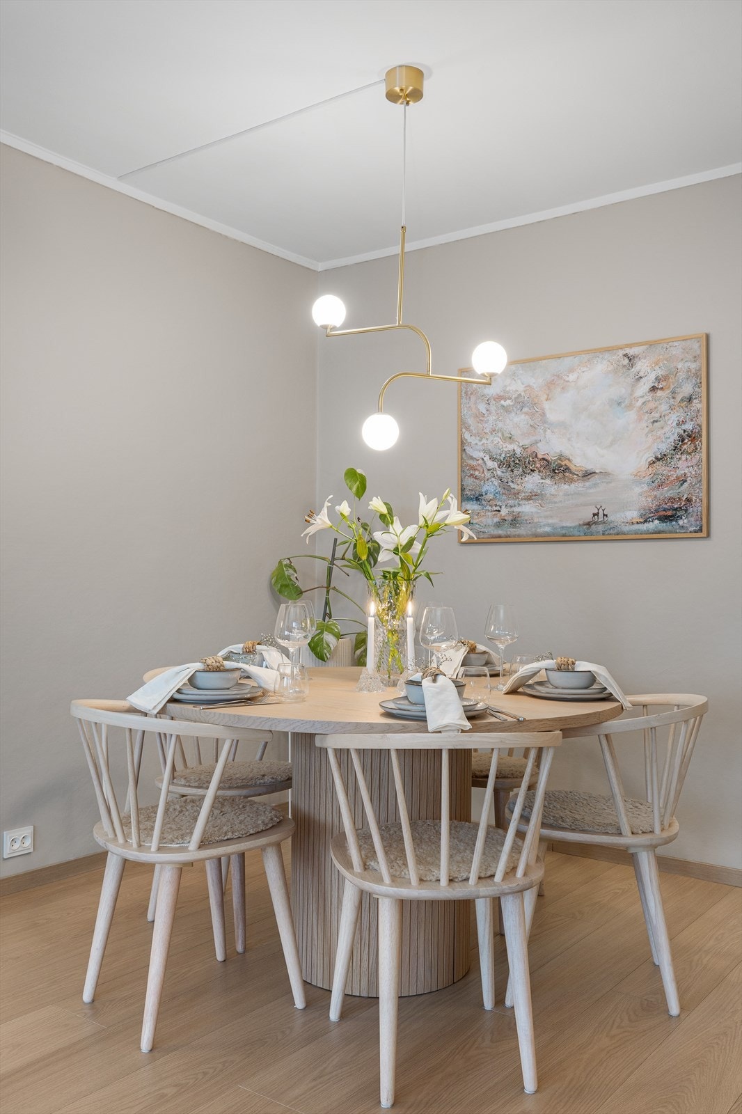 I dag er det innredet med rund spisegruppe, med plass til fem stoler Galleribilde