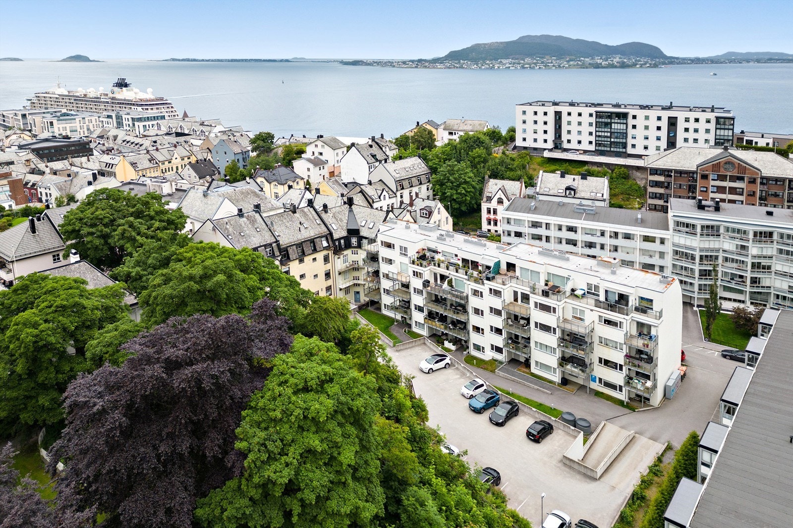 Det ble i 2024 lagt nytt belegg på taket, utført av Langvas AS Galleribilde