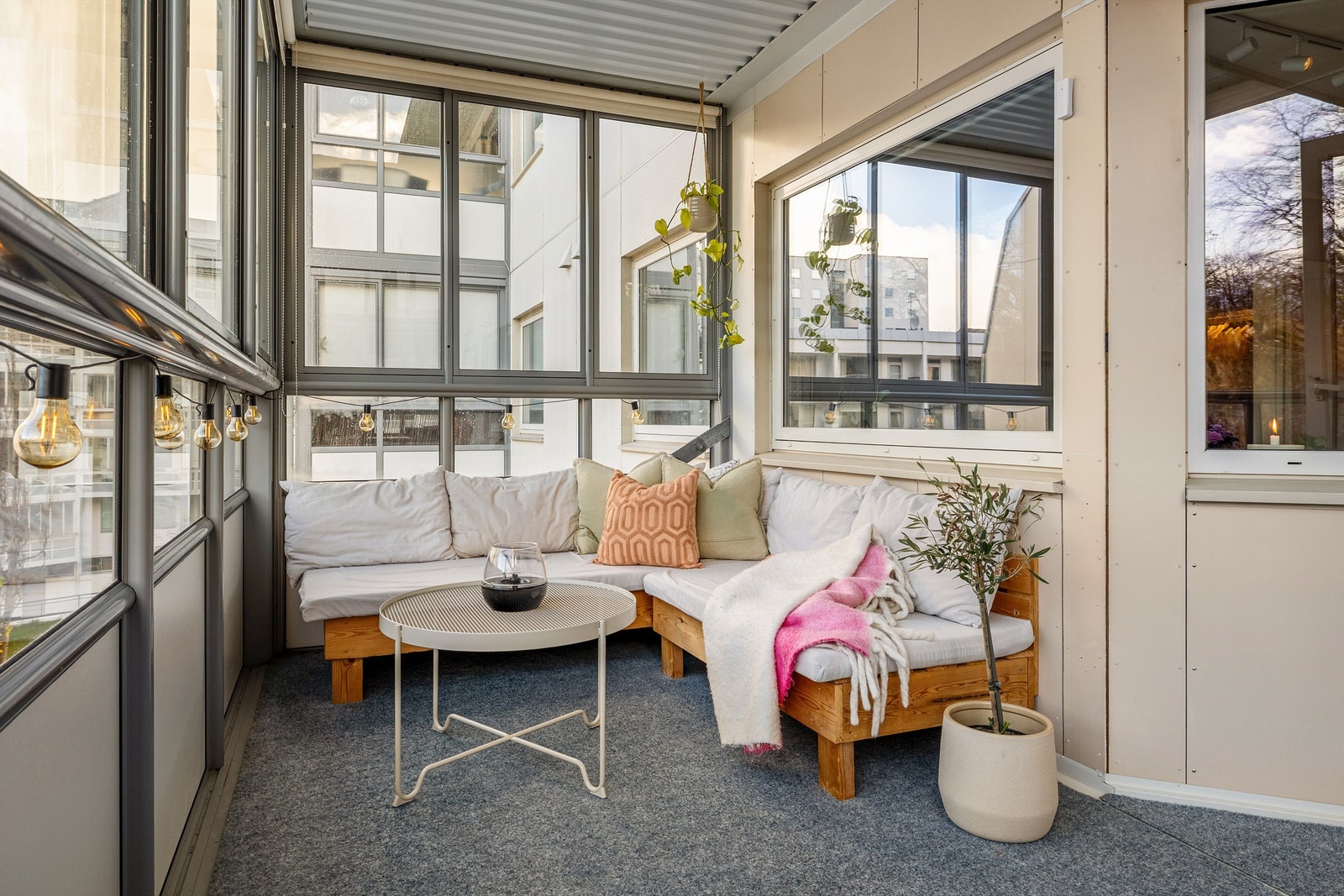 Fra stuen er det direkte utgang til balkongen. Arealet er på ca 10m² og er inneglasset som gjør at den kan benyttes i lune omgivelser, uavhengig av vær og sesong Galleribilde