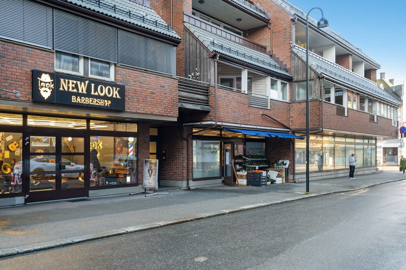 Sandefjord sentrum er et levende og attraktivt område som kombinerer småbyens sjarm med storbyens tilbud. Her har du alt innen gangavstand, fra nisjebutikker til kjente kjedebutikker, samt enkel tilgang til kollektivtransport med tog- og bussforbindelser. Galleribilde