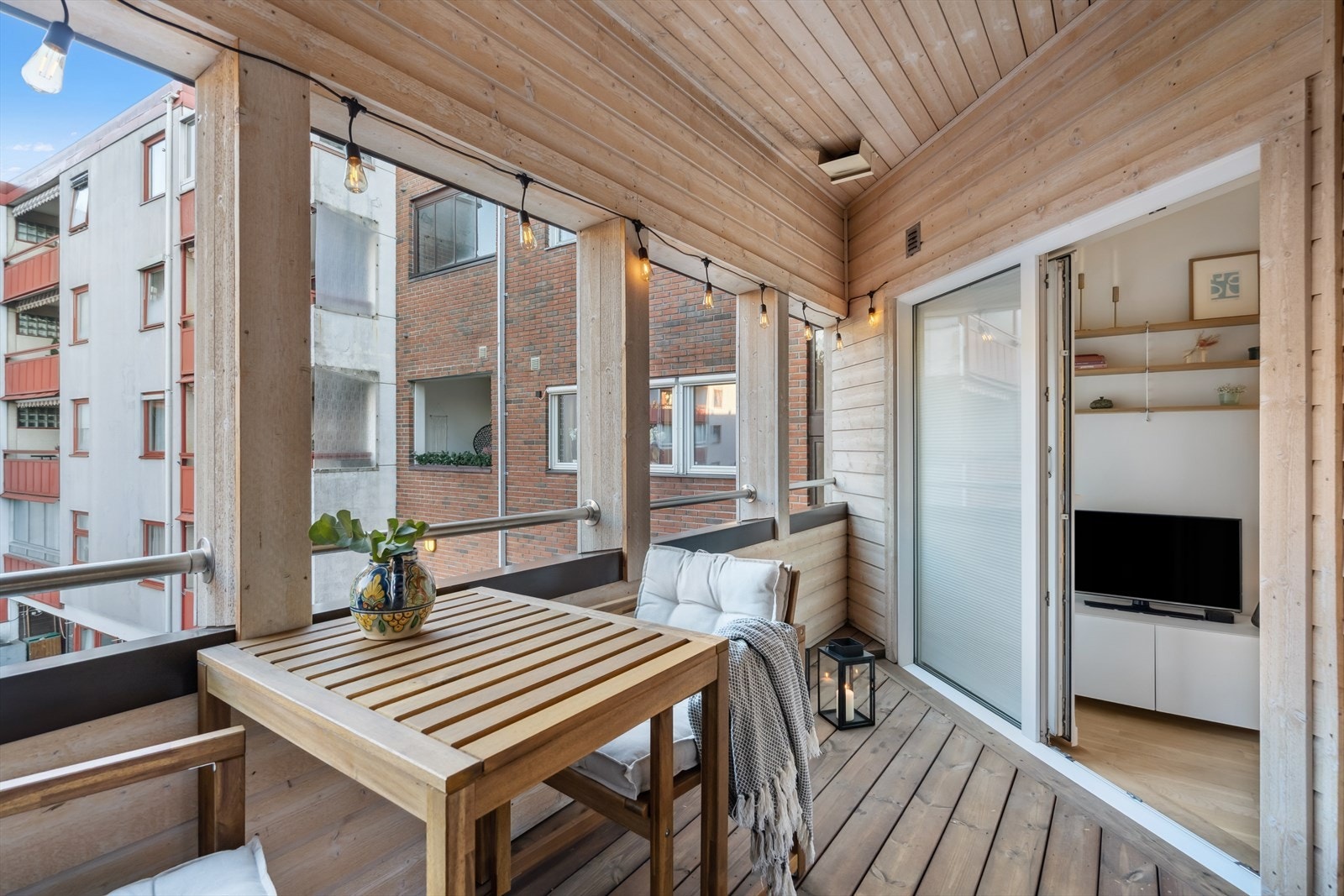 Skyvedør i glass gir enkel tilgang mellom stue og balkong. Galleribilde