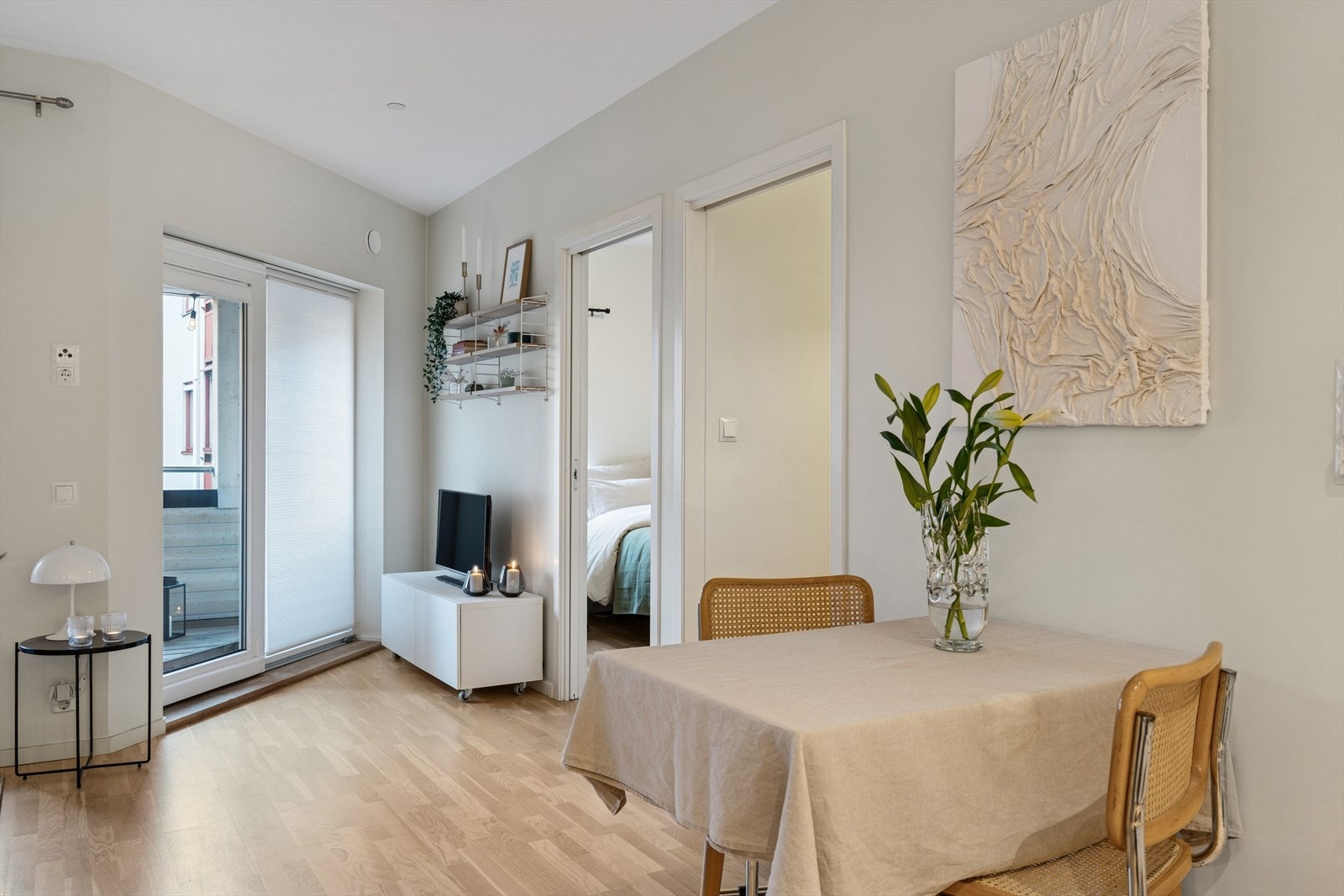 Leiligheten ble ombygget i 2014 og har generelt god standard. Galleribilde