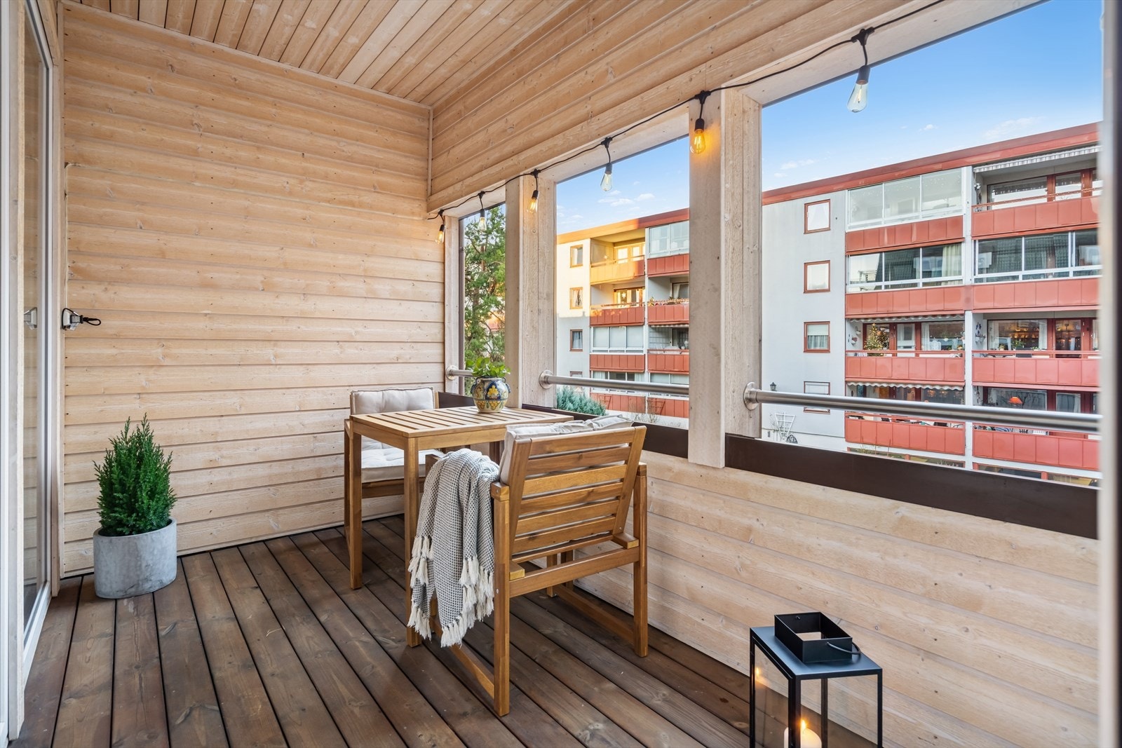 Balkongen har trepanel på vegger og gulv, og gir en lun atmosfære. Galleribilde