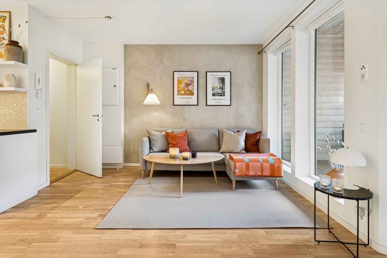 Fin plassering i byggets 2. etasje og praktisk planløsningen som inneholder entré, stue/kjøkken i åpen løsning, bad, garderobe og soverom. Galleribilde