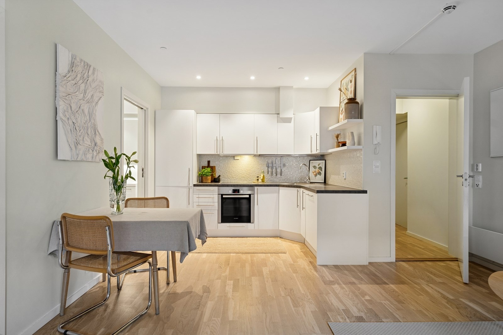 Innredningen er utstyrt med integrerte hvitevarer som medfølger i handelen. Galleribilde