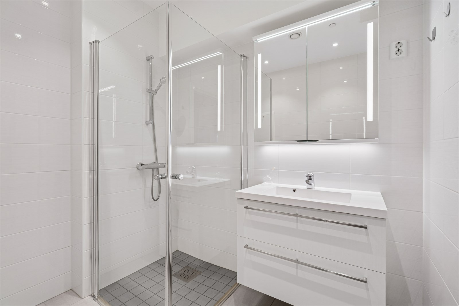 Flislagte vegger og gulv med varmekabler gir et moderne bad med god komfort. Galleribilde