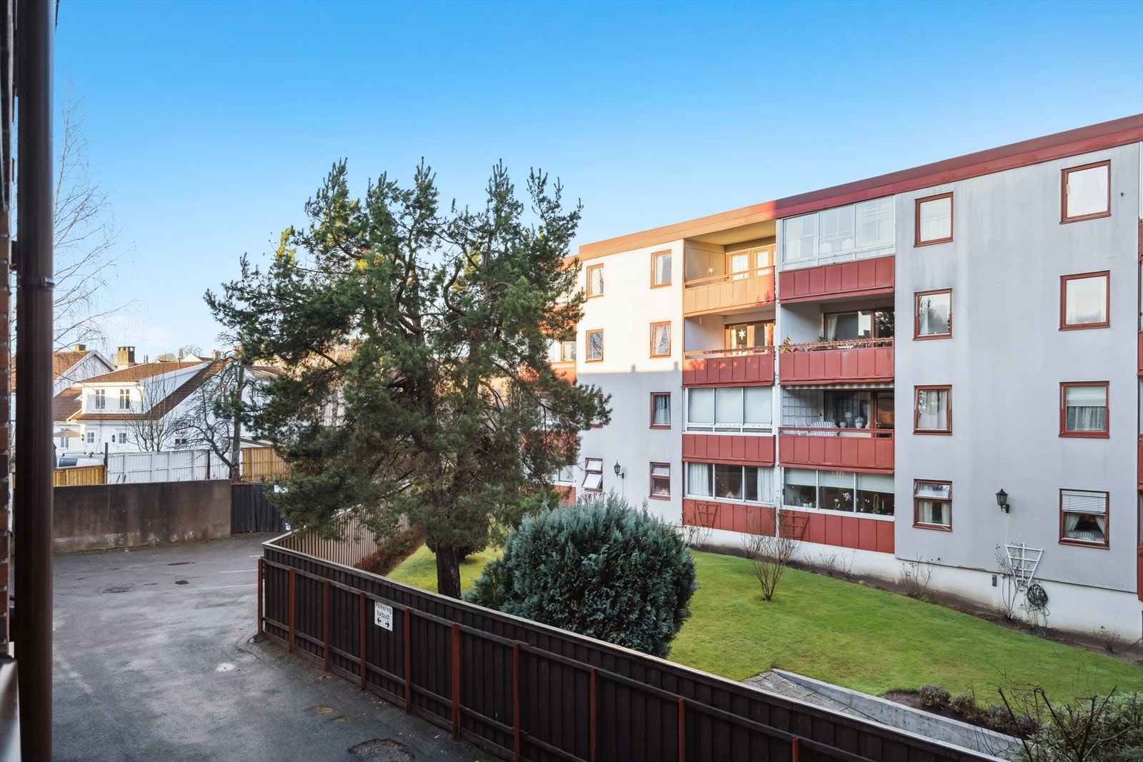 Leiligheten vender ut mot et velholdt uteområde. Galleribilde