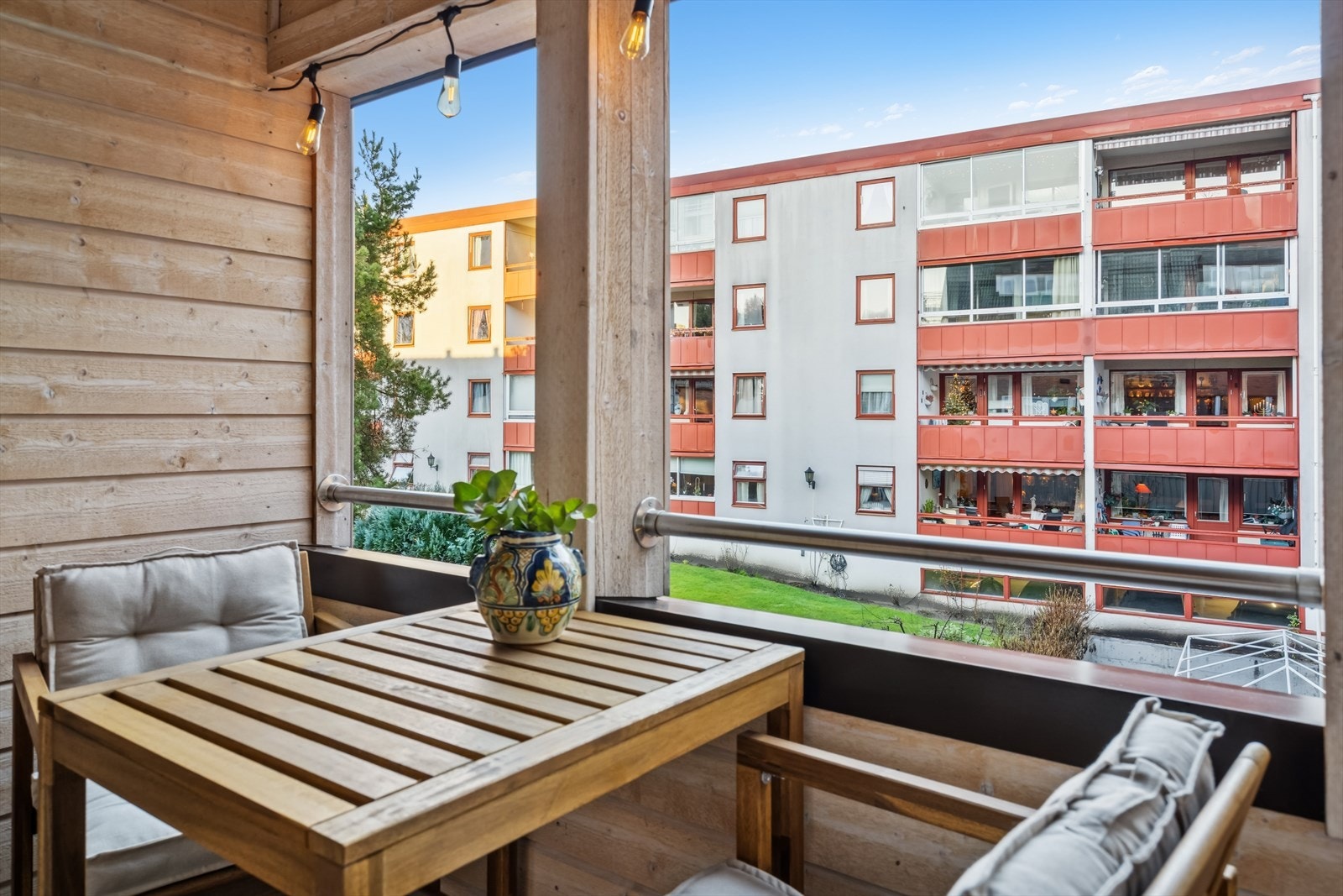 Balkongen vender ut mot en fredelig bakgård. Galleribilde